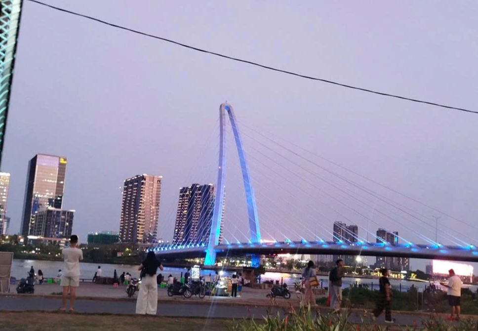 Xuất hiện &lsquo;c&ocirc;ng vi&ecirc;n &aacute;nh s&aacute;ng&rsquo; b&ecirc;n bờ s&ocirc;ng khiến giới trẻ m&ecirc; mệt về đ&ecirc;m - Ảnh 1.