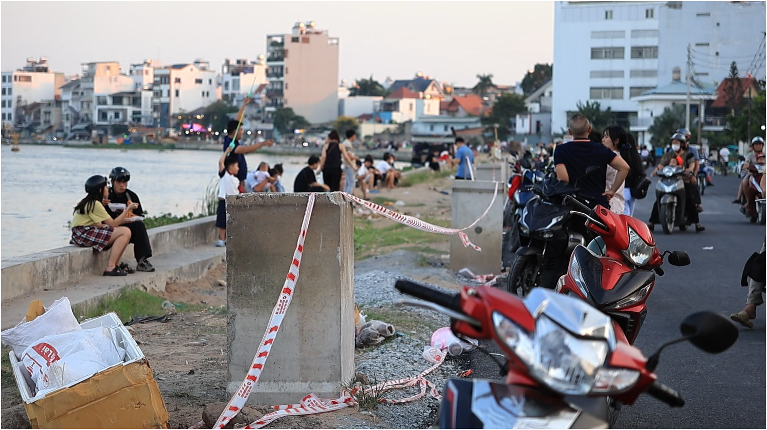 Biển cấm, dây chắn vẫn không ngăn được người vào check-in "bãi biển Gò Vấp" - Ảnh 2.