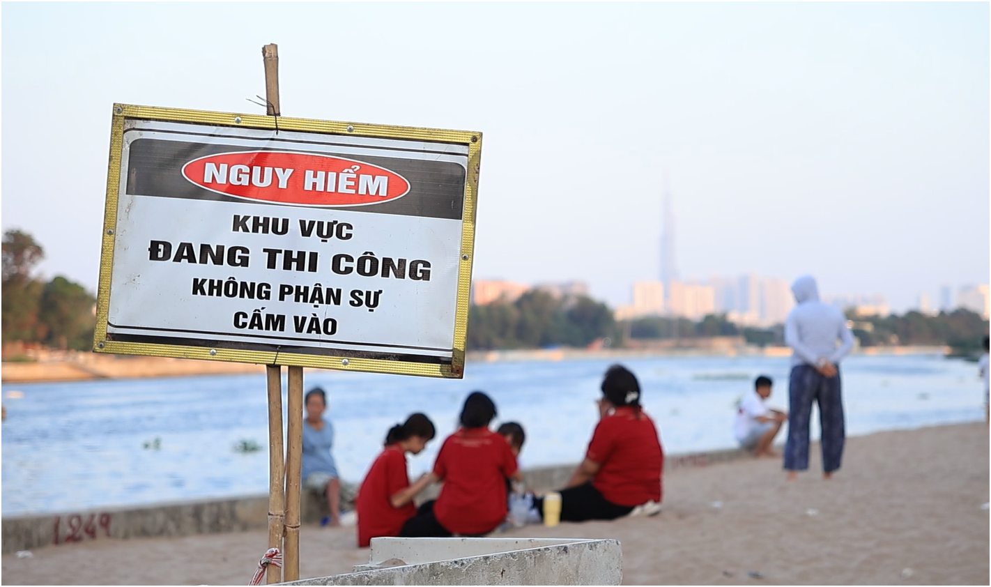 Biển cấm, dây chắn vẫn không ngăn được người vào check-in "bãi biển Gò Vấp" - Ảnh 1.