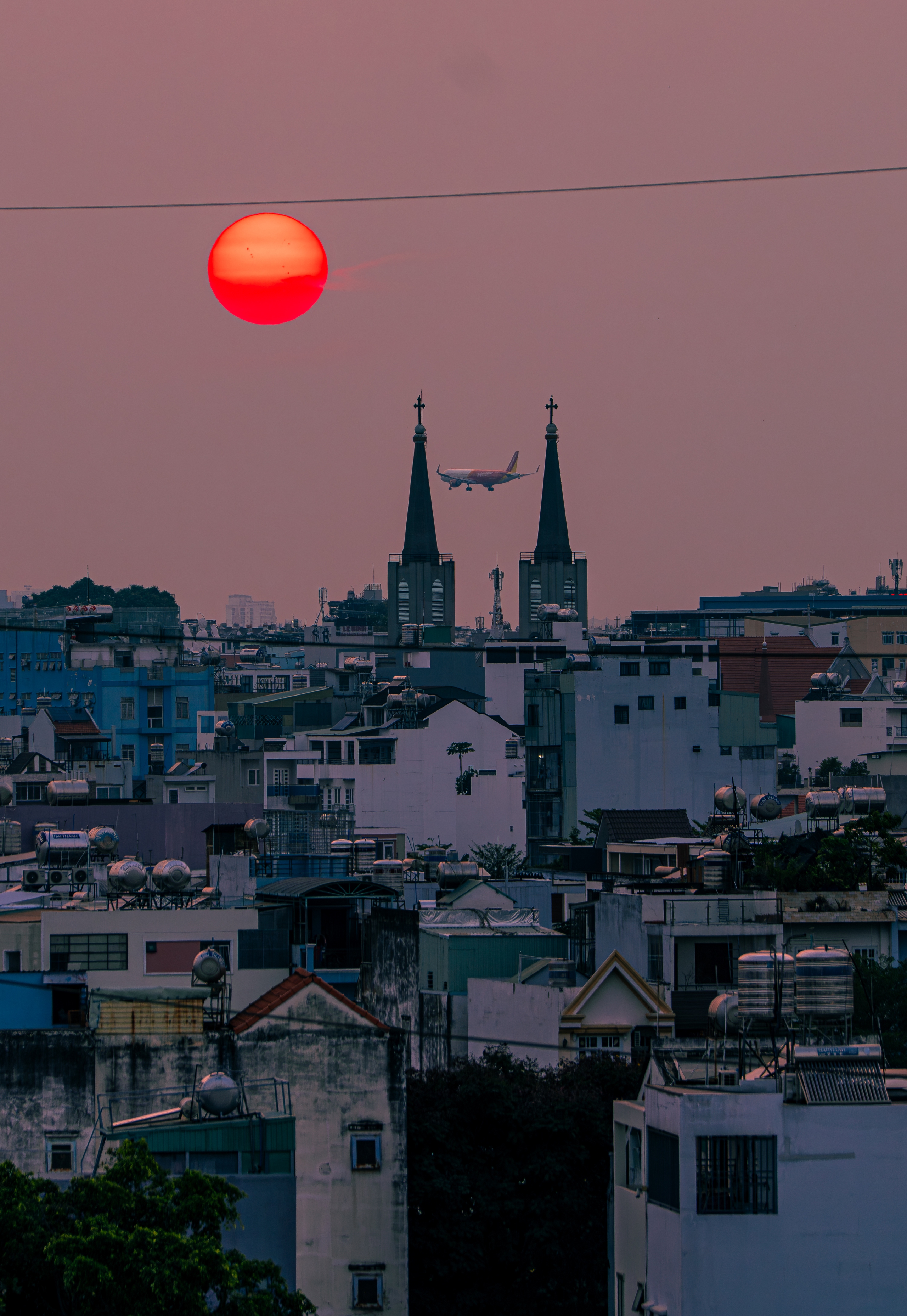 Khoảnh khắc mặt trời trứng muối &ldquo;nuốt trọn&rdquo; m&aacute;y bay tr&ecirc;n đỉnh th&aacute;p nh&agrave; thờ Bến Hải - Ảnh 2.