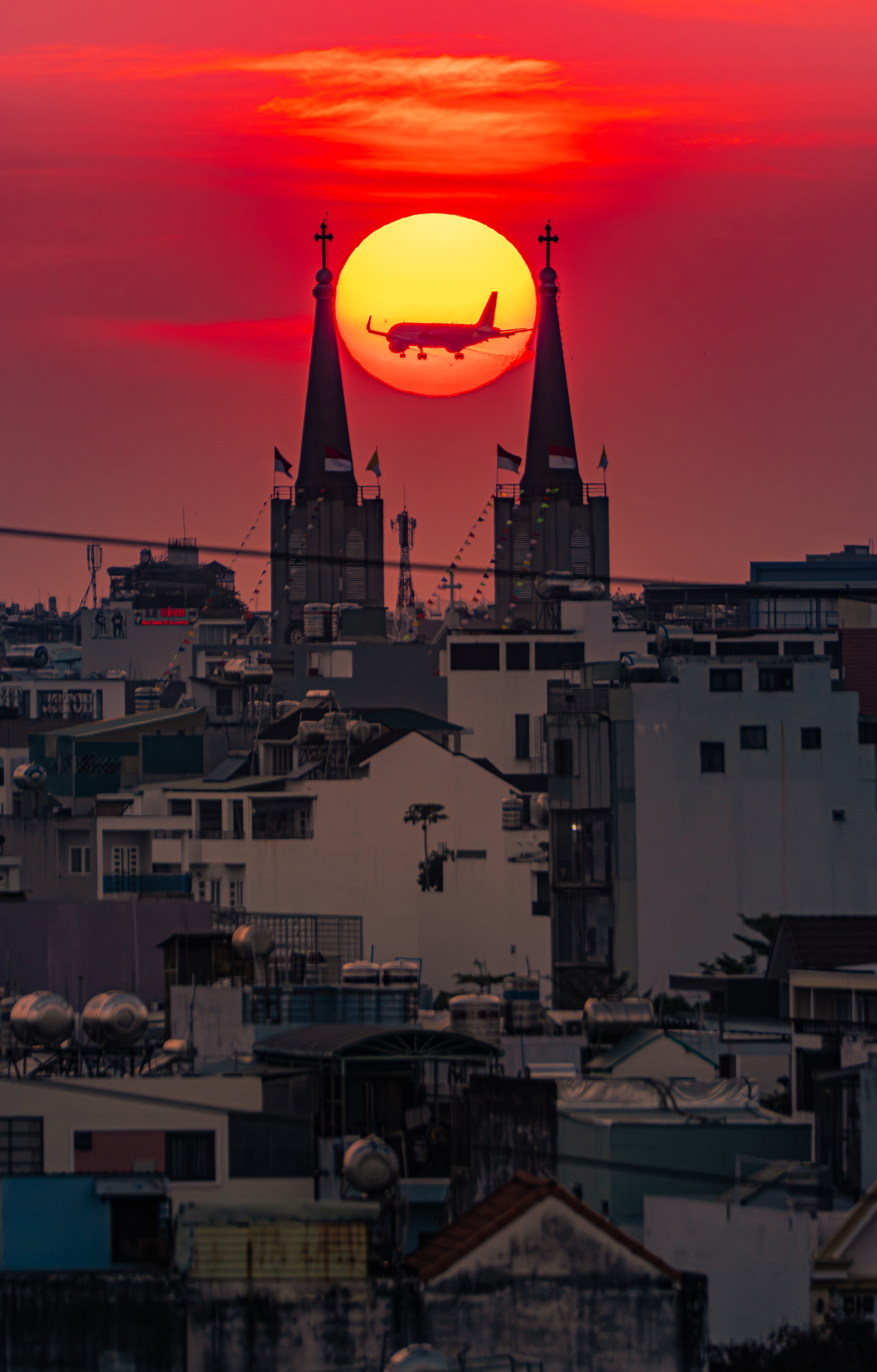 Khoảnh khắc mặt trời trứng muối &ldquo;nuốt trọn&rdquo; m&aacute;y bay tr&ecirc;n đỉnh th&aacute;p nh&agrave; thờ Bến Hải - Ảnh 1.