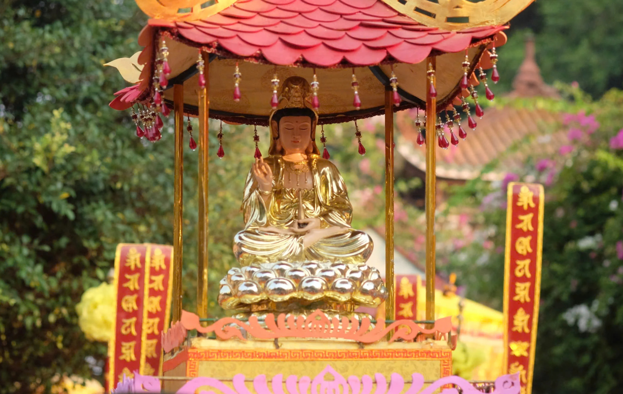 H&agrave;ng ng&agrave;n người th&agrave;nh k&iacute;nh dự lễ v&iacute;a Qu&aacute;n Thế &Acirc;m- Ảnh 3.