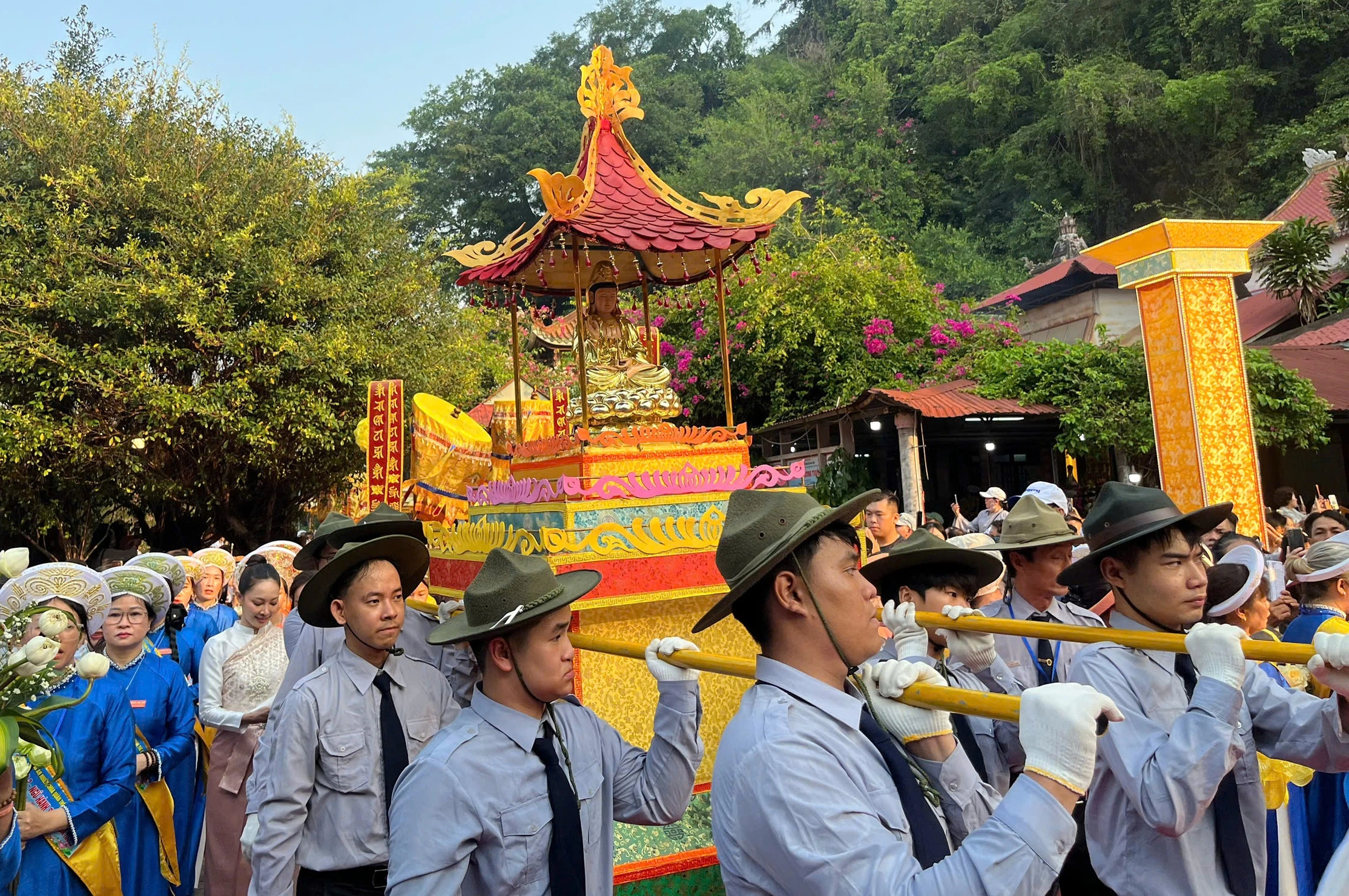 H&agrave;ng ng&agrave;n người th&agrave;nh k&iacute;nh dự lễ v&iacute;a Qu&aacute;n Thế &Acirc;m- Ảnh 2.