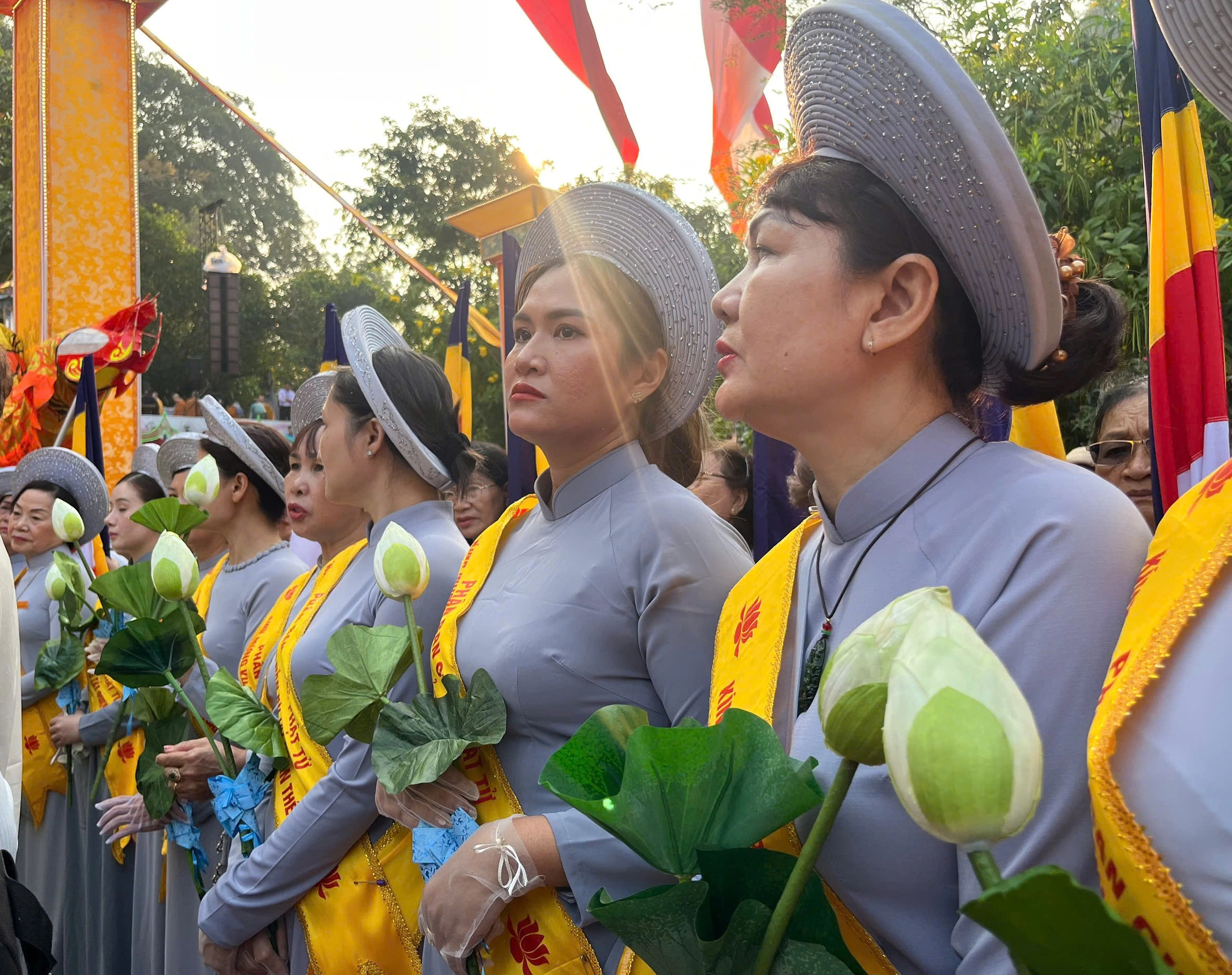 H&agrave;ng ng&agrave;n người th&agrave;nh k&iacute;nh dự lễ v&iacute;a Qu&aacute;n Thế &Acirc;m- Ảnh 7.