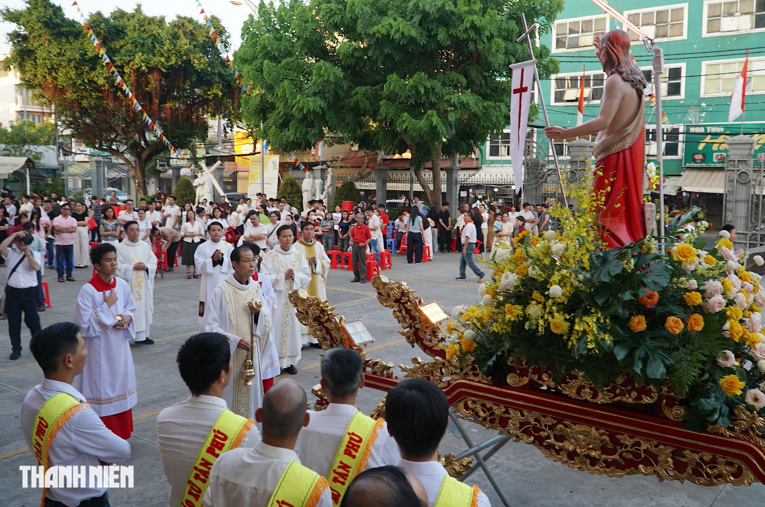 H&agrave;ng ng&agrave;n gi&aacute;o d&acirc;n ở TP.HCM trang nghi&ecirc;m trong đại lễ Phục sinh - Ảnh 4.