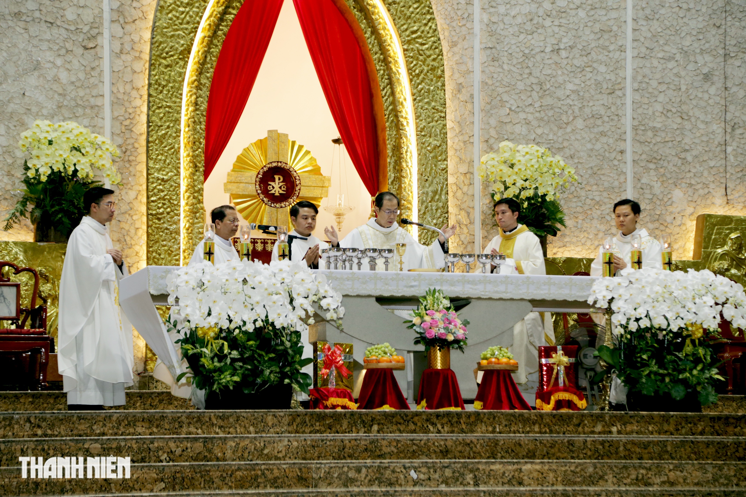 H&agrave;ng ng&agrave;n gi&aacute;o d&acirc;n ở TP.HCM trang nghi&ecirc;m trong đại lễ Phục sinh - Ảnh 9.