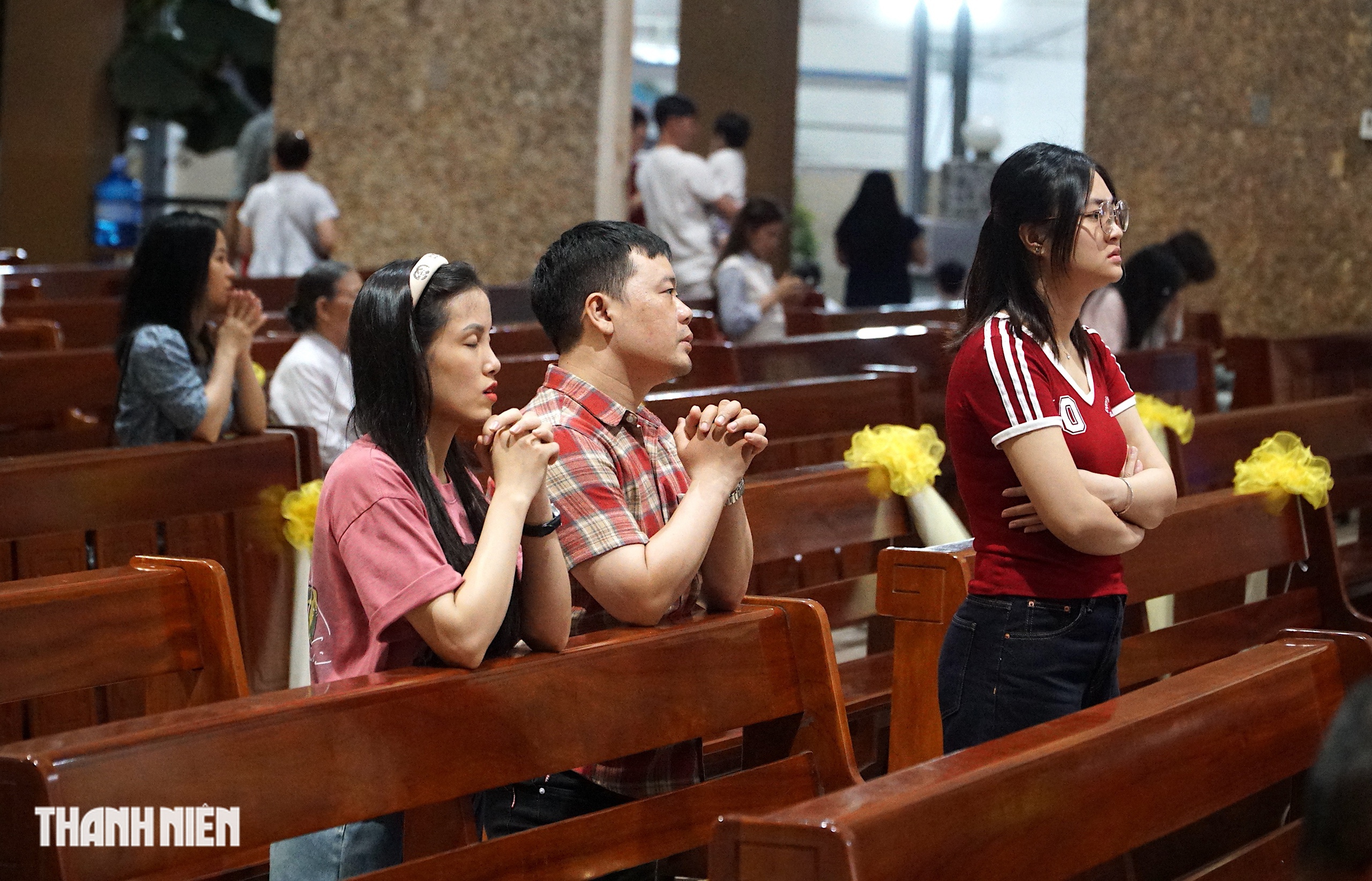 H&agrave;ng ng&agrave;n gi&aacute;o d&acirc;n ở TP.HCM trang nghi&ecirc;m trong đại lễ Phục sinh - Ảnh 10.