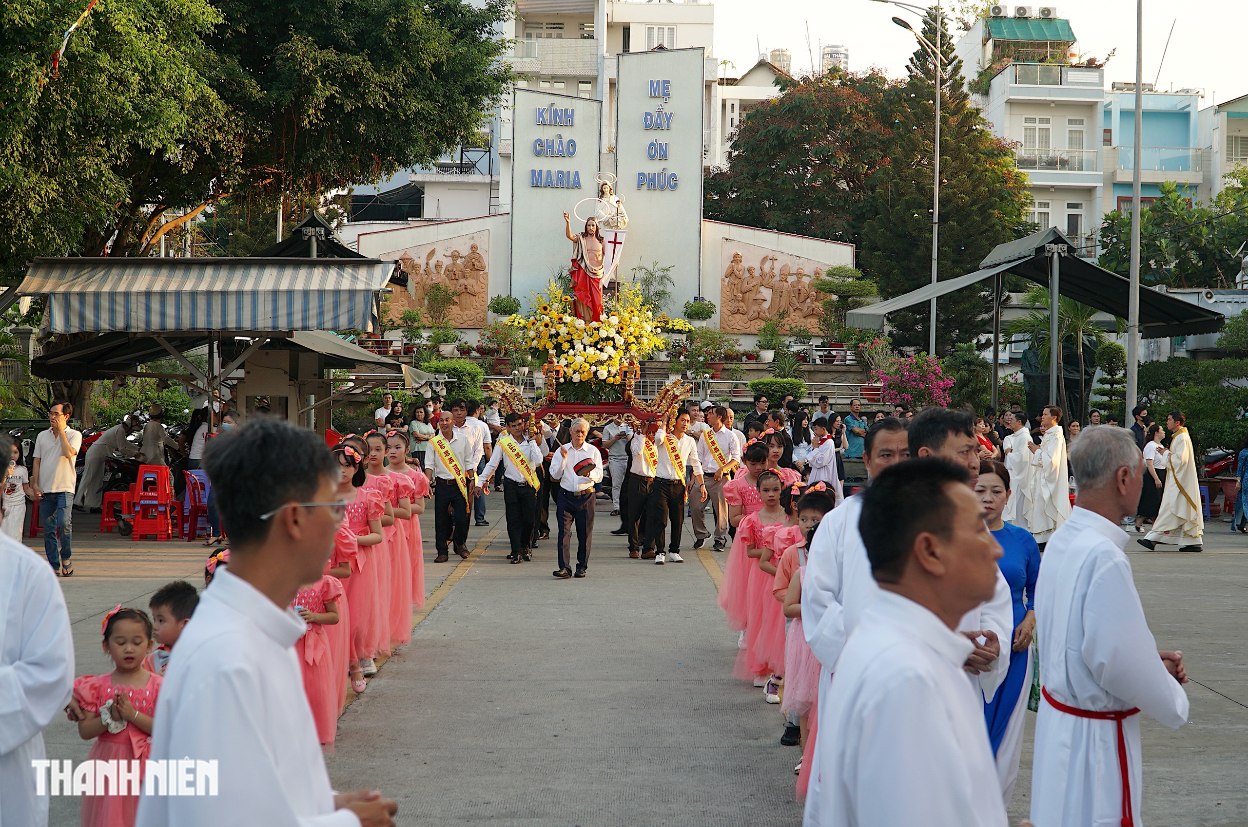 H&agrave;ng ng&agrave;n gi&aacute;o d&acirc;n ở TP.HCM trang nghi&ecirc;m trong đại lễ Phục sinh - Ảnh 3.