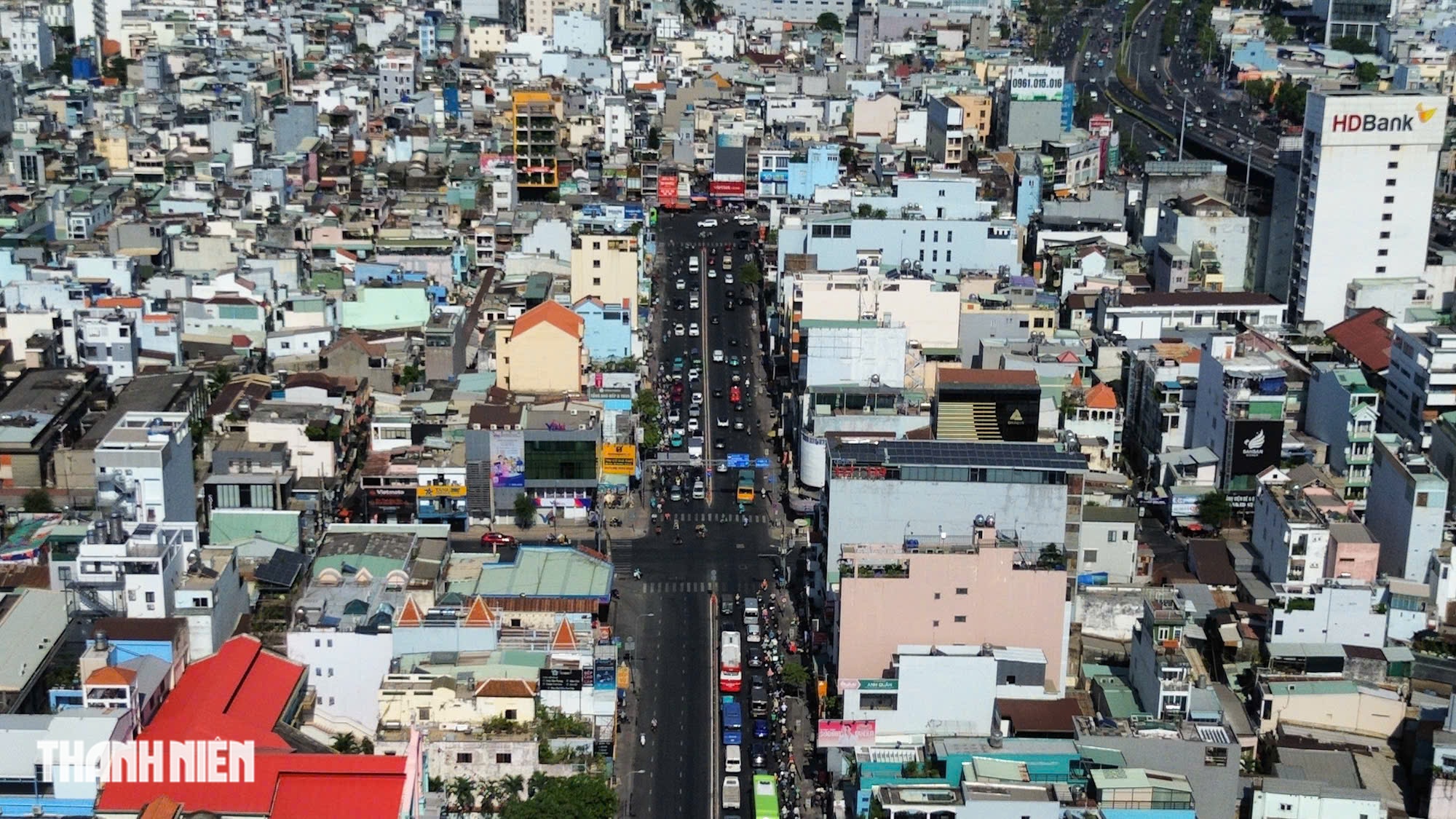 TP.HCM trưa nắng đứng b&oacute;ng, nhiều người 'phơi m&igrave;nh' tr&ecirc;n những tuyến đường vắng b&oacute;ng c&acirc;y xanh - Ảnh 2.
