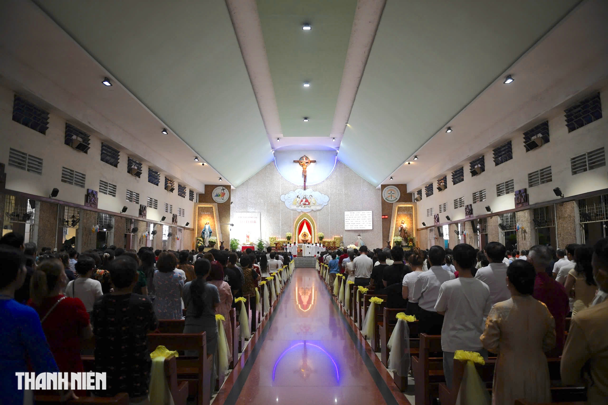 H&agrave;ng ng&agrave;n gi&aacute;o d&acirc;n ở TP.HCM trang nghi&ecirc;m trong đại lễ Phục sinh - Ảnh 6.