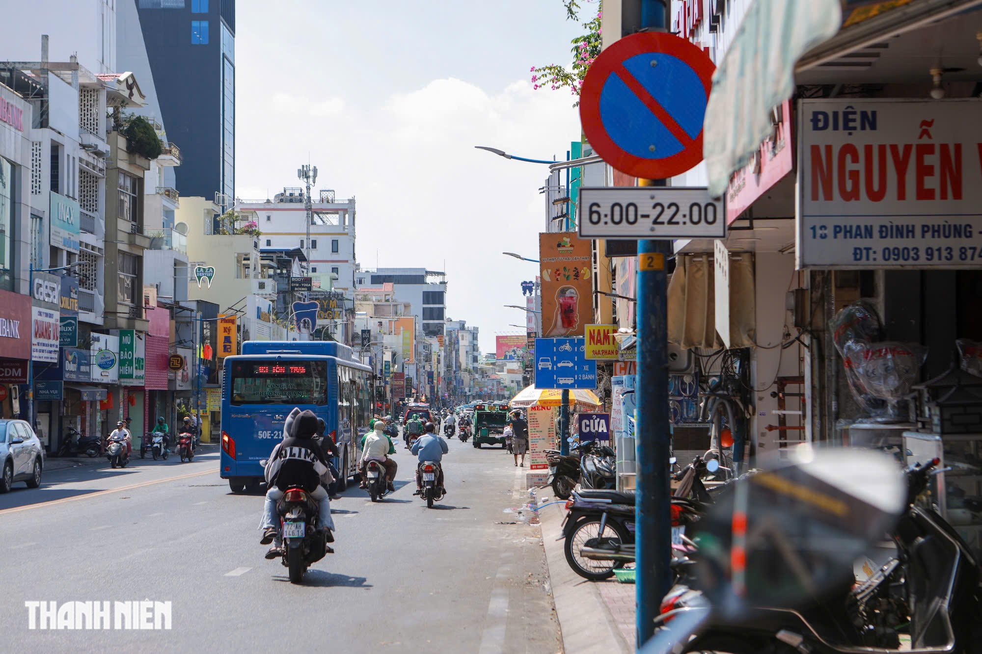 TP.HCM trưa nắng đứng b&oacute;ng, nhiều người 'phơi m&igrave;nh' tr&ecirc;n những tuyến đường vắng b&oacute;ng c&acirc;y xanh - Ảnh 10.