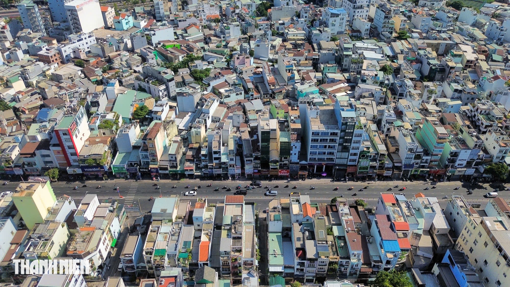 TP.HCM trưa nắng đứng b&oacute;ng, nhiều người 'phơi m&igrave;nh' tr&ecirc;n những tuyến đường vắng b&oacute;ng c&acirc;y xanh - Ảnh 1.