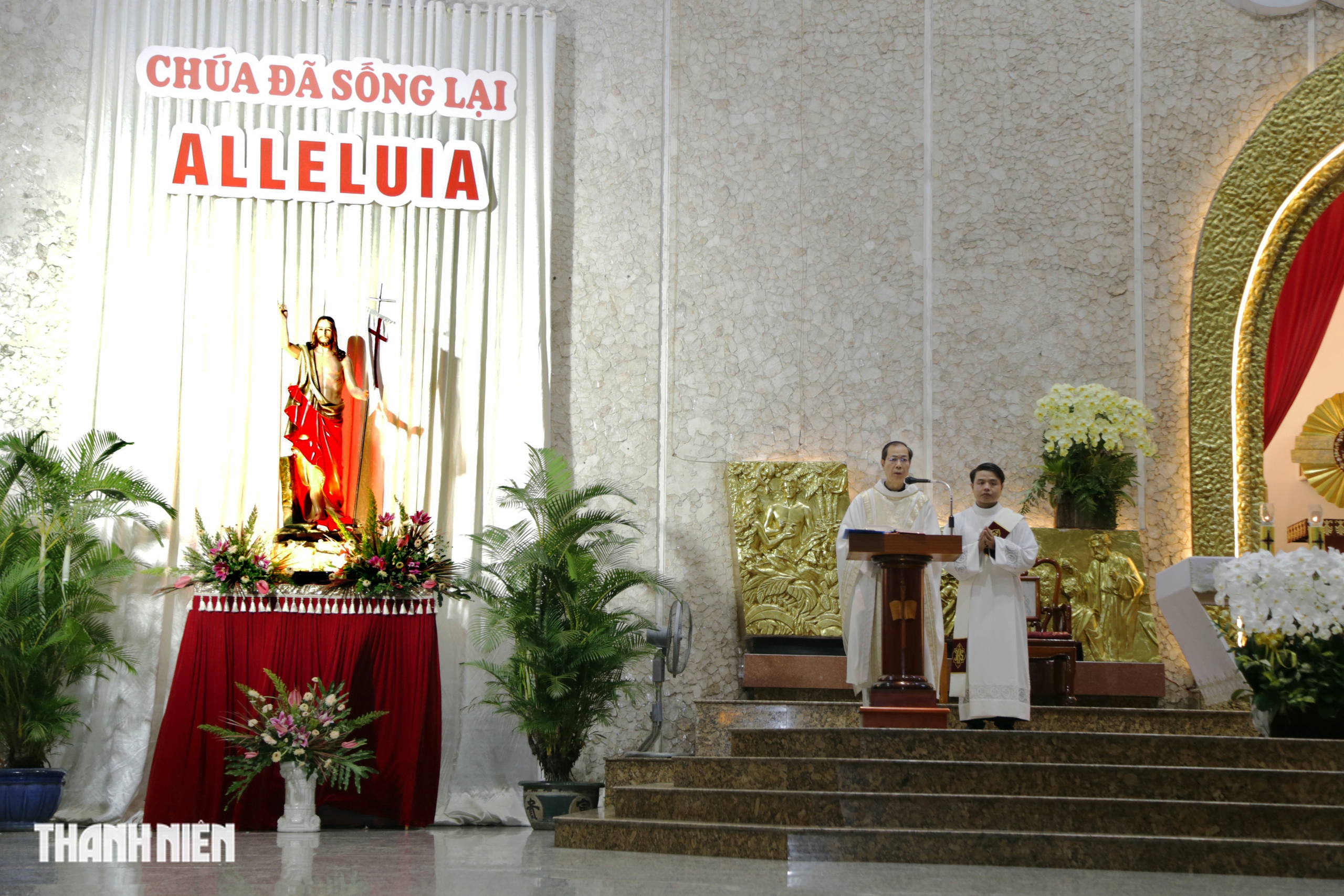 H&agrave;ng ng&agrave;n gi&aacute;o d&acirc;n ở TP.HCM trang nghi&ecirc;m trong đại lễ Phục sinh - Ảnh 5.