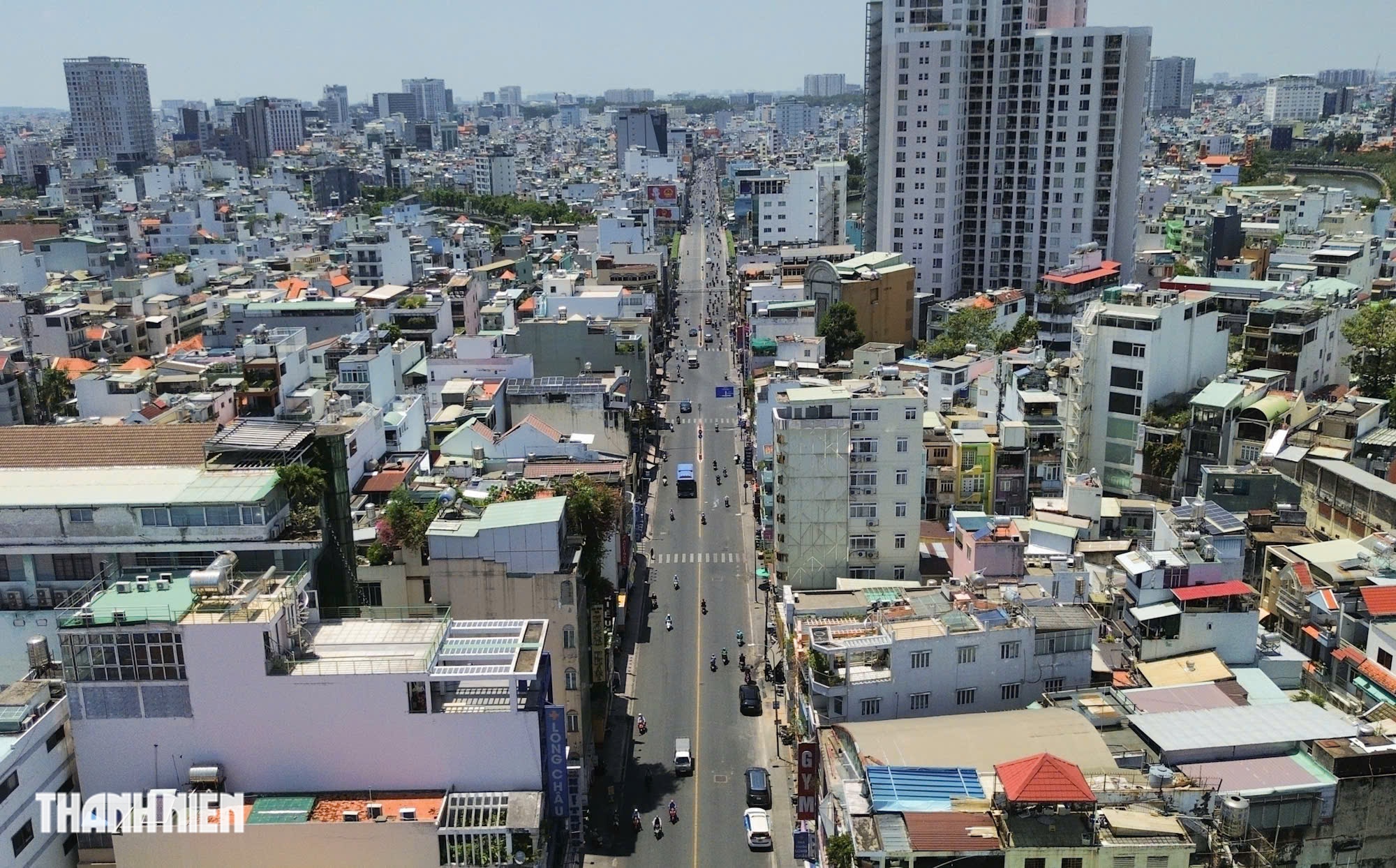 TP.HCM trưa nắng đứng b&oacute;ng, nhiều người 'phơi m&igrave;nh' tr&ecirc;n những tuyến đường vắng b&oacute;ng c&acirc;y xanh - Ảnh 8.