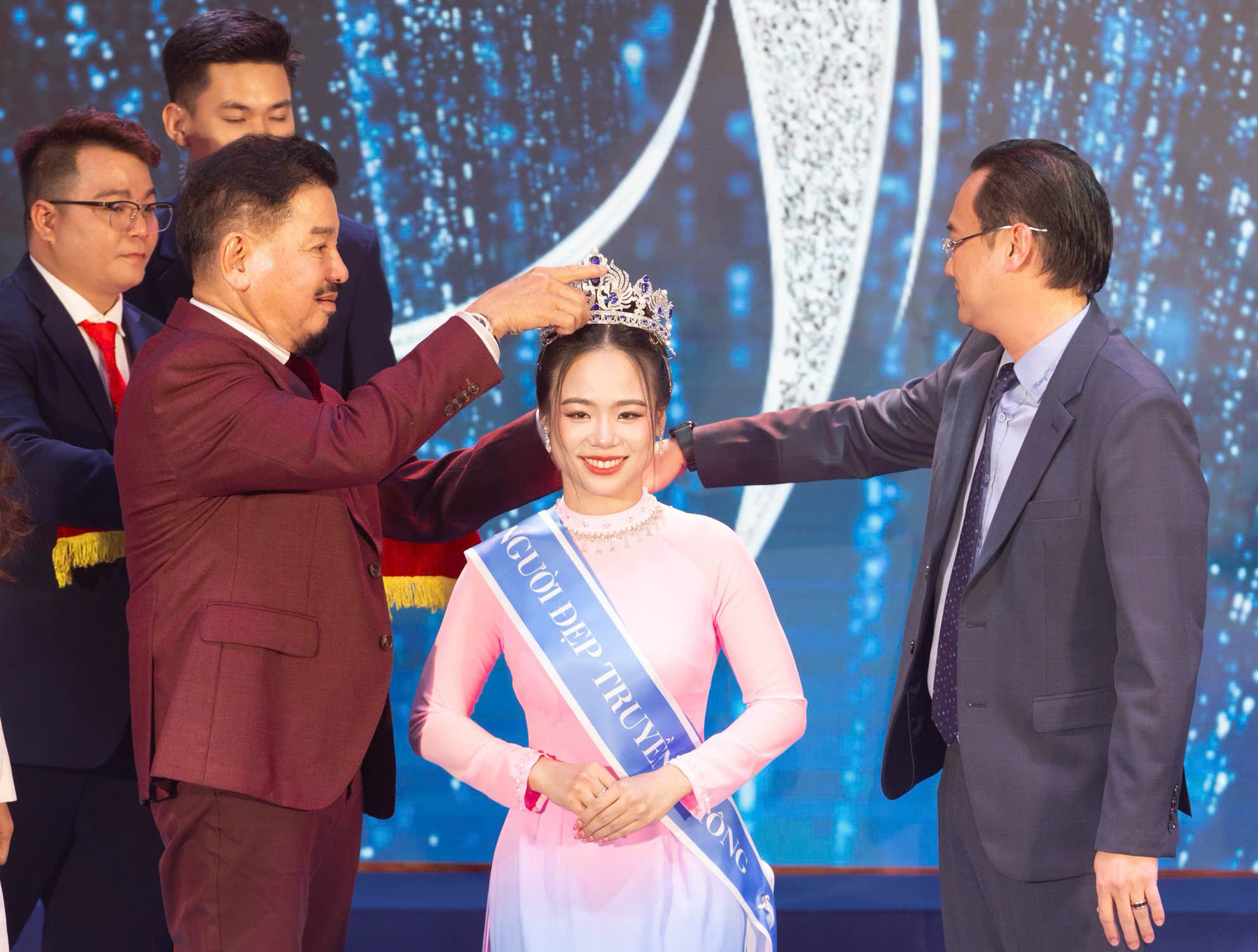 Hoa khôi Nét đẹp Thầy thuốc trẻ 2026: 'Bông hồng' nơi tuyến đầu cấp cứu - Ảnh 1.