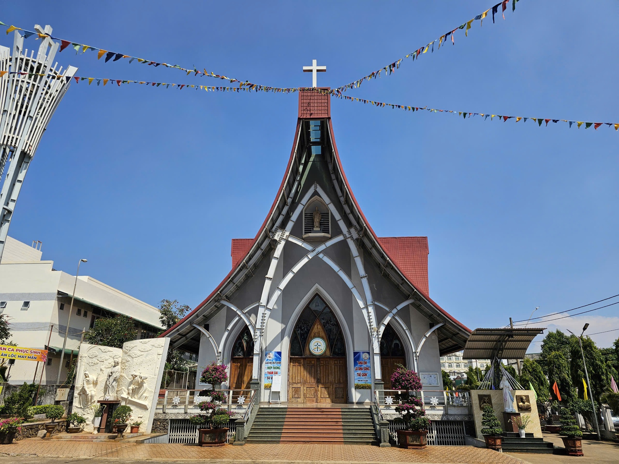 Nh&agrave; thờ Dũng Lạc - giao thoa giữa kiến tr&uacute;c ch&acirc;u &Acirc;u v&agrave; nh&agrave; r&ocirc;ng T&acirc;y nguy&ecirc;n- Ảnh 1.