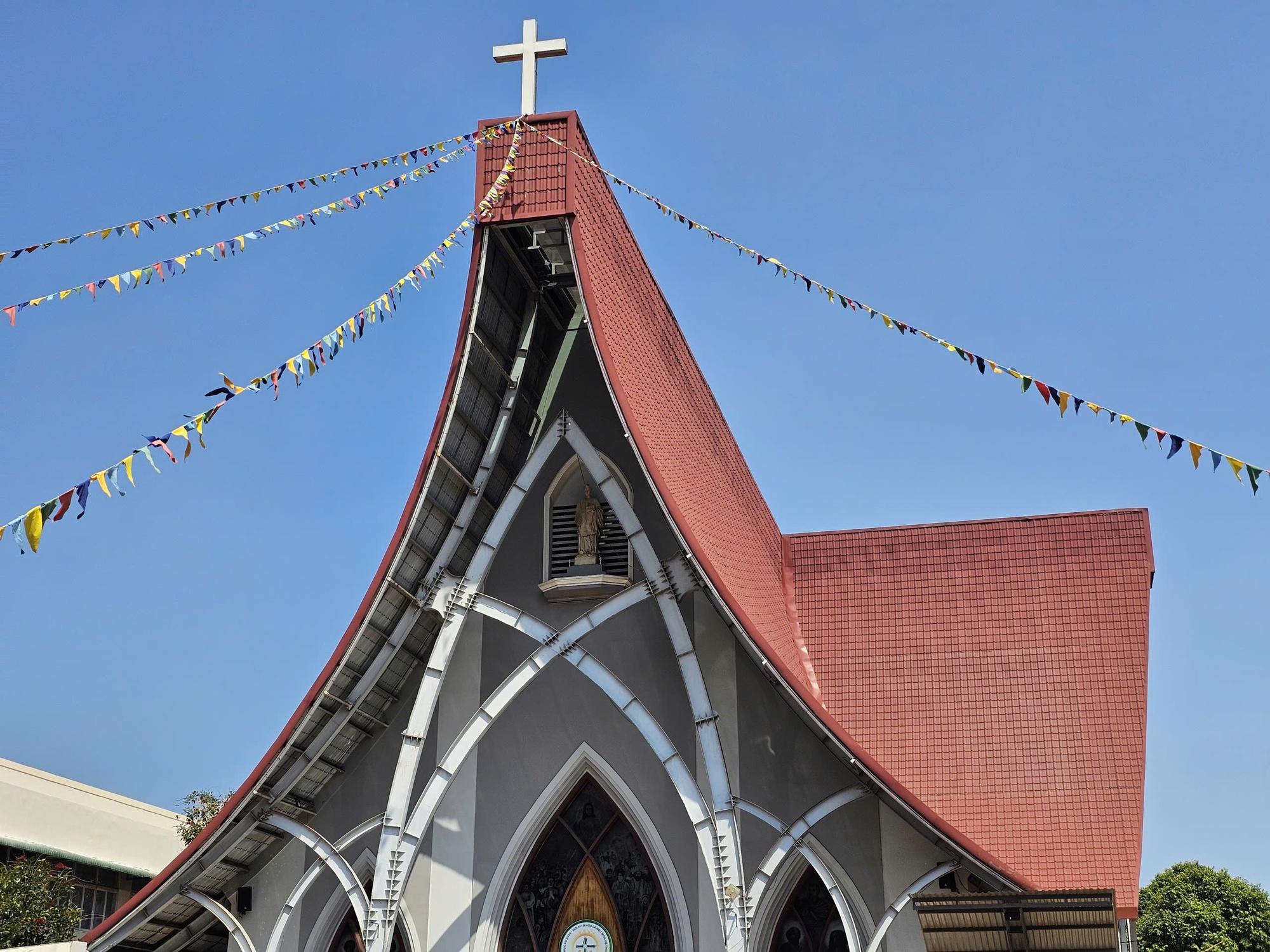 Nh&agrave; thờ Dũng Lạc - giao thoa giữa kiến tr&uacute;c ch&acirc;u &Acirc;u v&agrave; nh&agrave; r&ocirc;ng T&acirc;y nguy&ecirc;n- Ảnh 2.