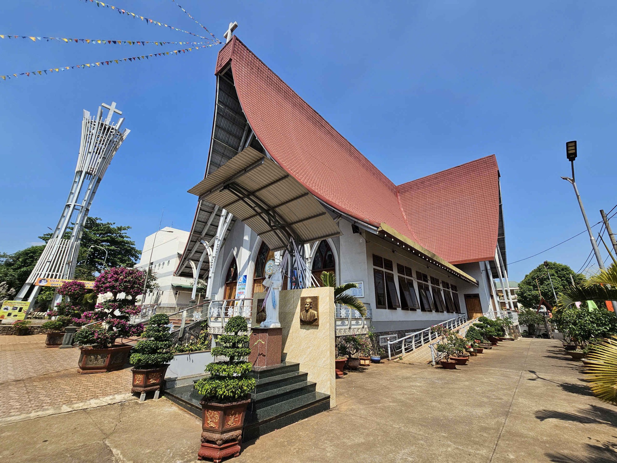 Nh&agrave; thờ Dũng Lạc - giao thoa giữa kiến tr&uacute;c ch&acirc;u &Acirc;u v&agrave; nh&agrave; r&ocirc;ng T&acirc;y nguy&ecirc;n- Ảnh 3.