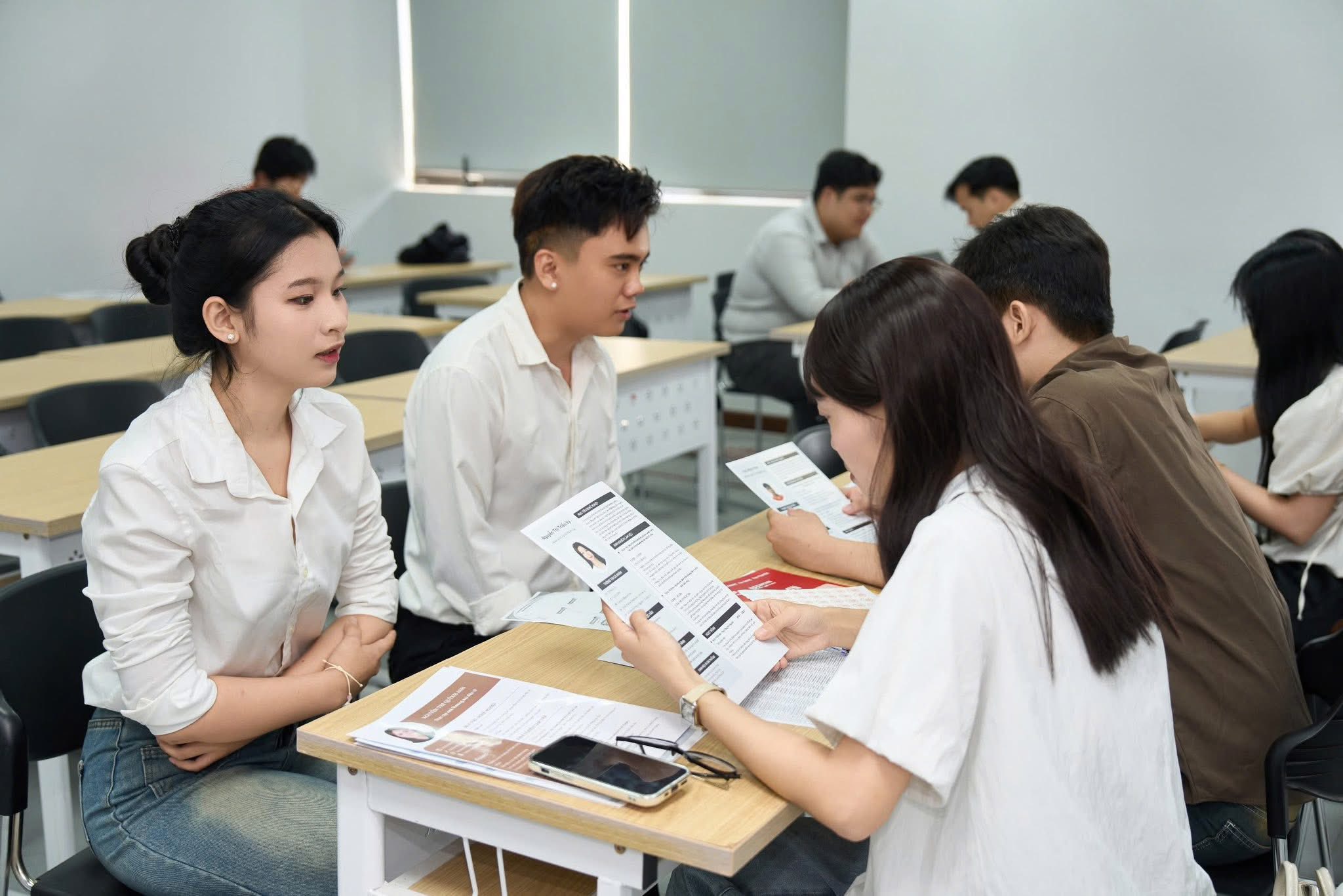 Sinh vi&ecirc;n cần g&igrave; để bước v&agrave;o thị trường lao động quốc tế? - Ảnh 1.