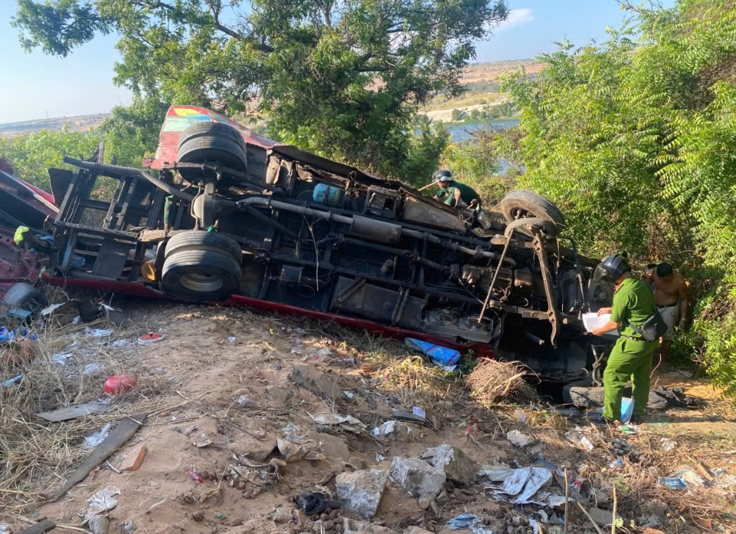 Xe khách lao xuống vực gần KDL Bàu Trắng , vụ tai nạn thương tâm 2026 - Ảnh 1. Xe khách lao xuống vực gần KDL Bàu Trắng , vụ tai nạn thương tâm 2026 - Ảnh 1.