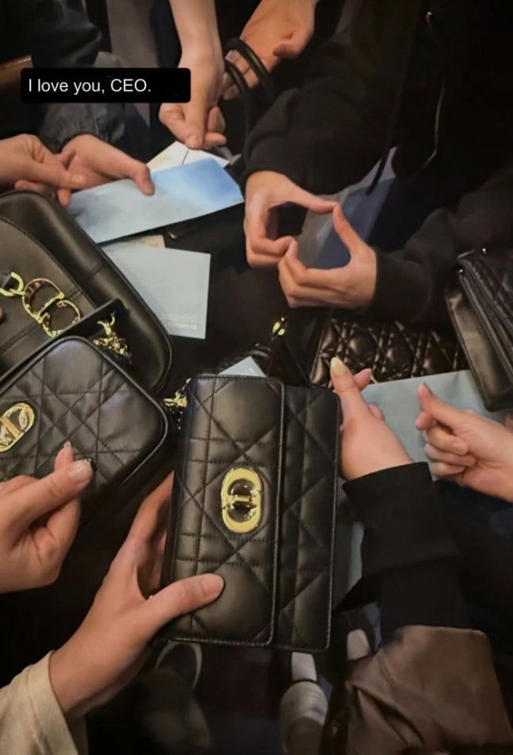 Jisoo (BlackPink) 'chơi lớn', tặng túi Dior cho nhân viên