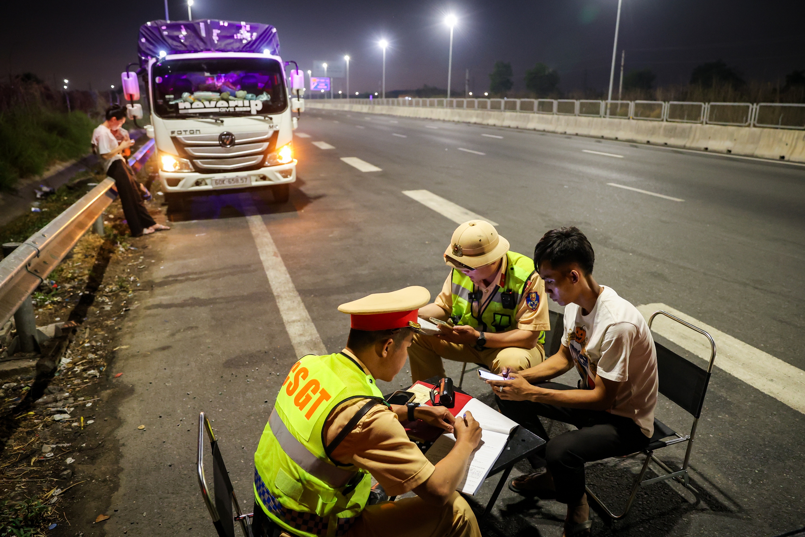 Dừng xe trên cao tốc: Mối nguy phải trả giá đắt - Ảnh 1.