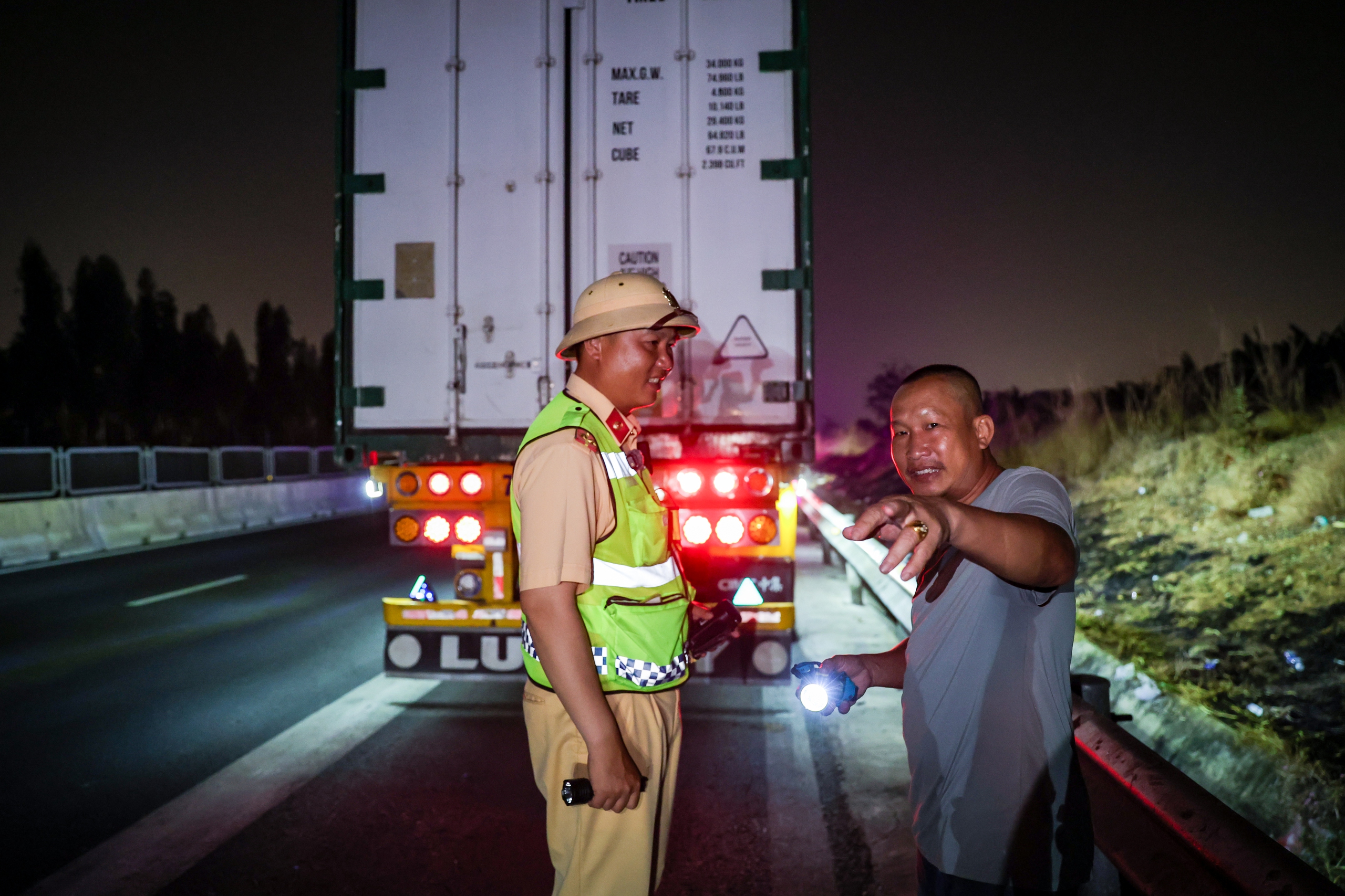 Dừng xe trên cao tốc: Mối nguy phải trả giá đắt - Ảnh 2.