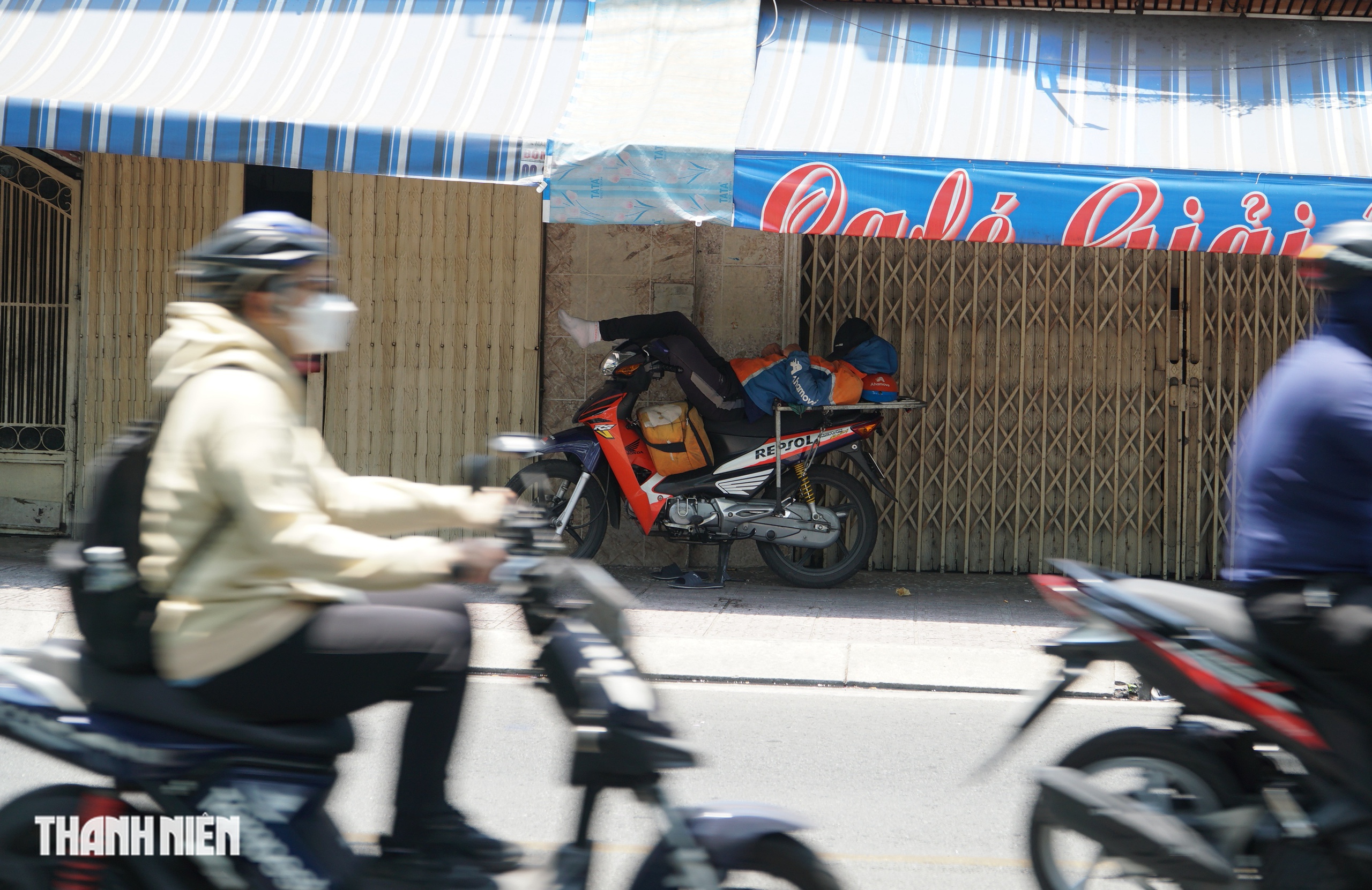 Nhiệt độ TP.HCM giữa trưa c&oacute; nơi gần 40 độ C: Người d&acirc;n t&igrave;m đủ c&aacute;ch trốn n&oacute;ng - Ảnh 11.