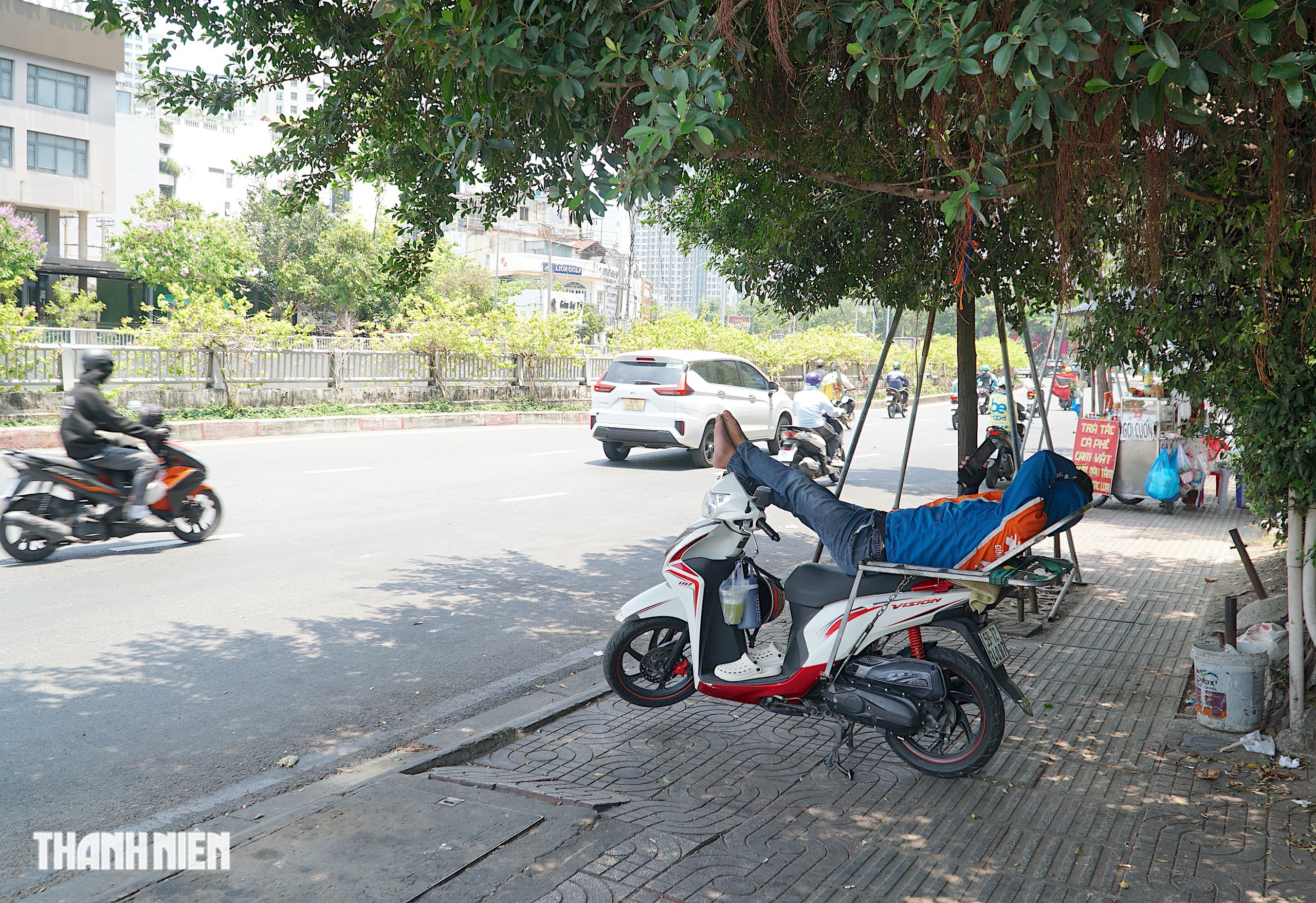 Nhiệt độ TP.HCM giữa trưa c&oacute; nơi gần 40 độ C: Người d&acirc;n t&igrave;m đủ c&aacute;ch trốn n&oacute;ng - Ảnh 4.