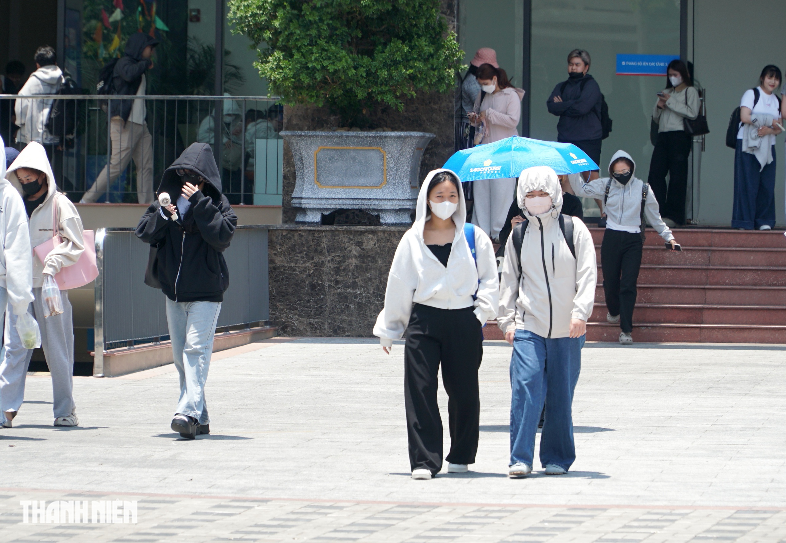 Nhiệt độ TP.HCM giữa trưa c&oacute; nơi gần 40 độ C: Người d&acirc;n t&igrave;m đủ c&aacute;ch trốn n&oacute;ng - Ảnh 8.