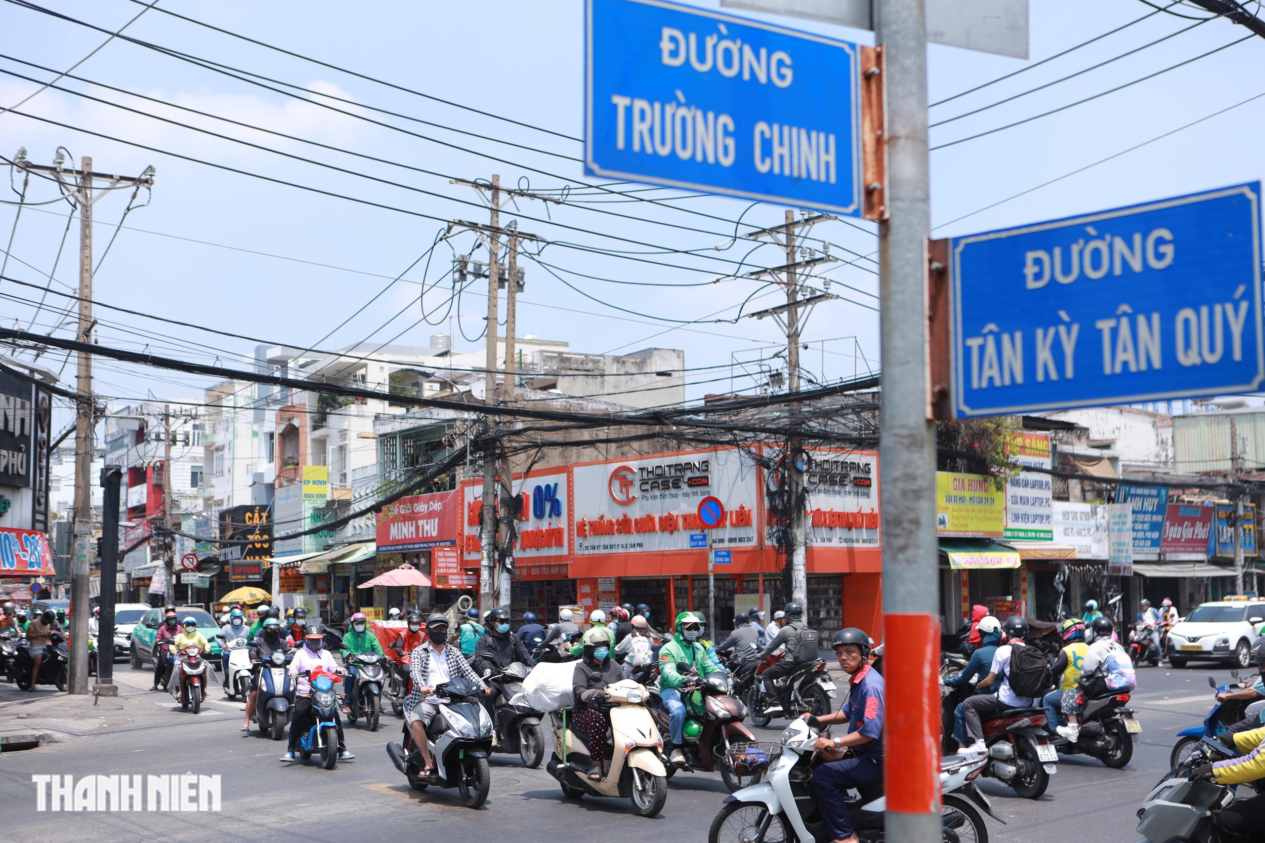 TP.HCM trưa nắng đứng b&oacute;ng, nhiều người 'phơi m&igrave;nh' tr&ecirc;n những tuyến đường vắng b&oacute;ng c&acirc;y xanh - Ảnh 4.