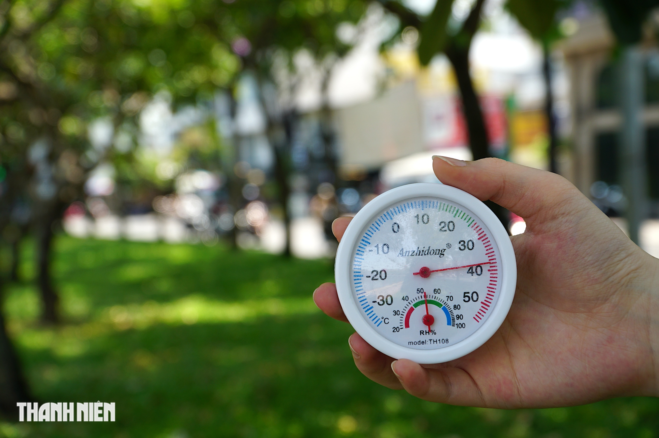 Nhiệt độ TP.HCM giữa trưa c&oacute; nơi gần 40 độ C: Người d&acirc;n t&igrave;m đủ c&aacute;ch trốn n&oacute;ng - Ảnh 10.