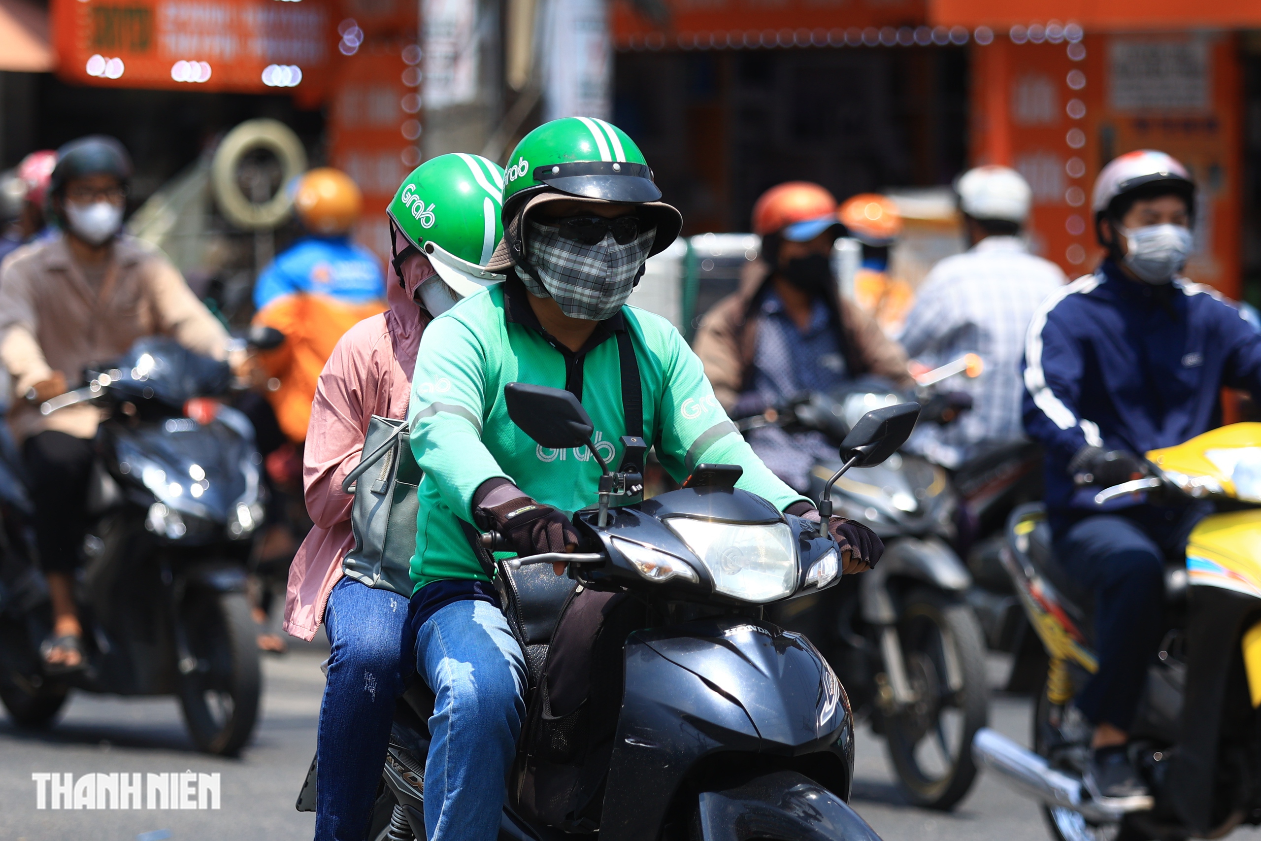 TP.HCM trưa nắng đứng b&oacute;ng, nhiều người 'phơi m&igrave;nh' tr&ecirc;n những tuyến đường vắng b&oacute;ng c&acirc;y xanh - Ảnh 6.