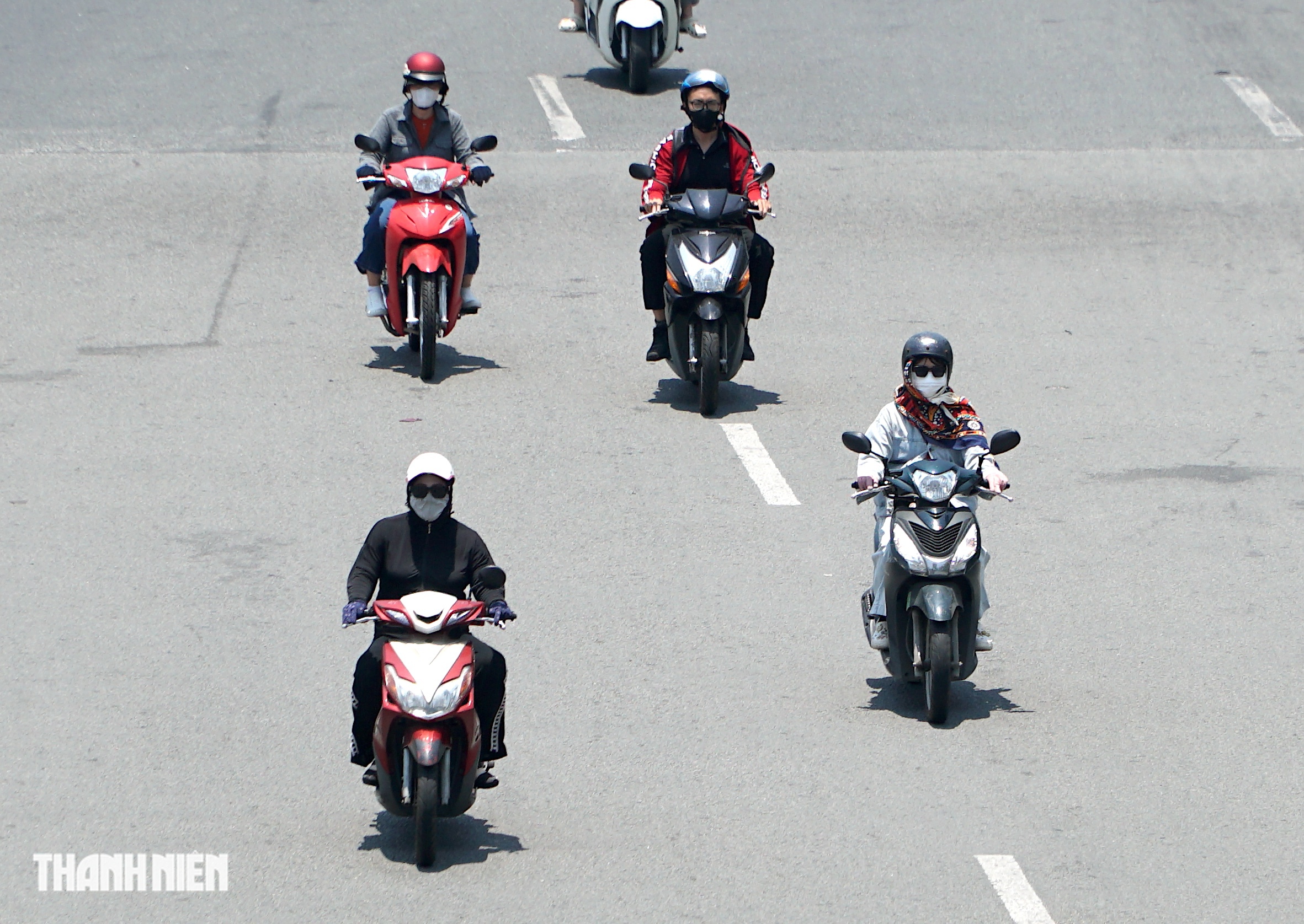 Nhiệt độ TP.HCM giữa trưa c&oacute; nơi gần 40 độ C: Người d&acirc;n t&igrave;m đủ c&aacute;ch trốn n&oacute;ng - Ảnh 2.