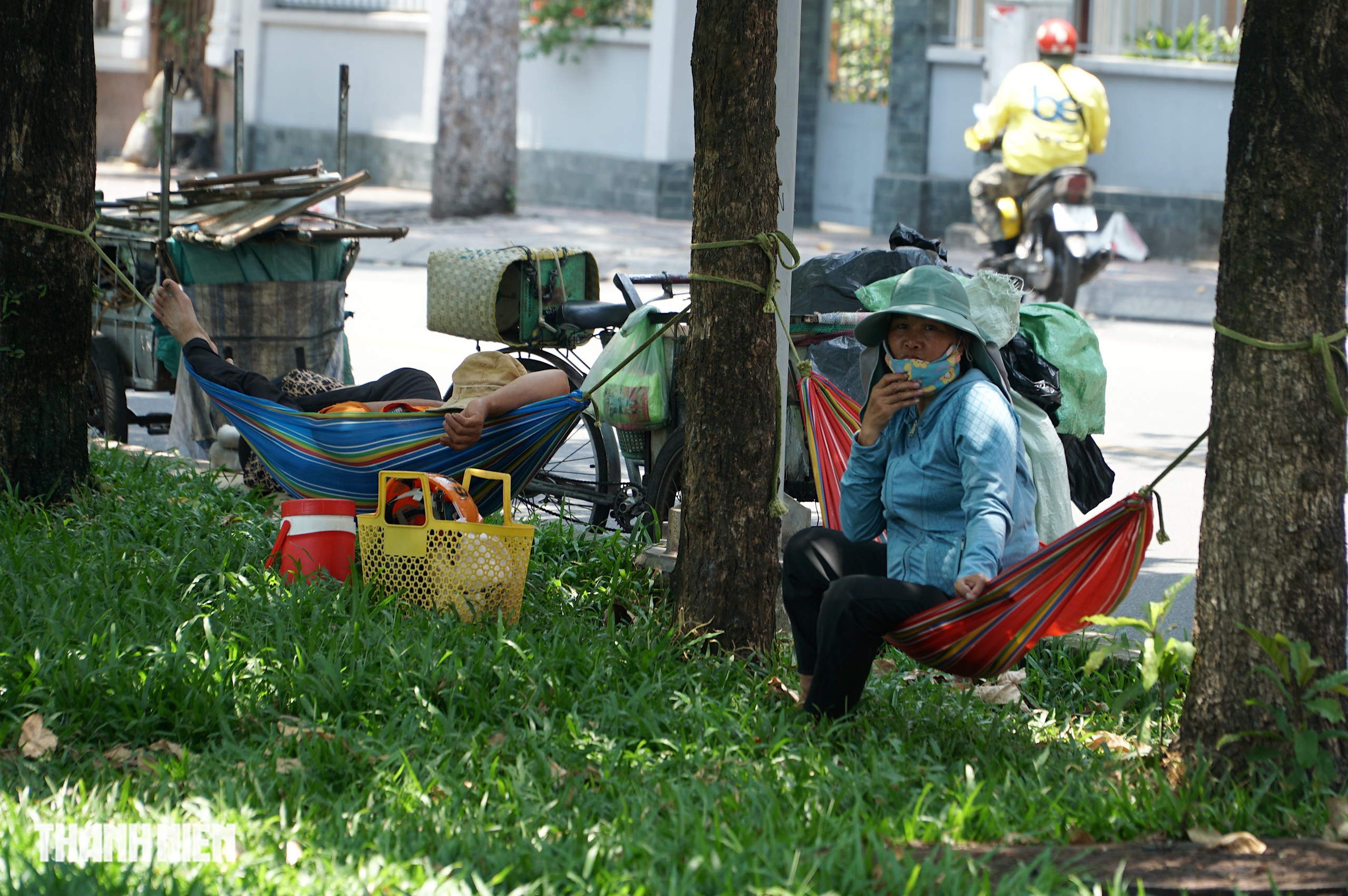 Nhiệt độ TP.HCM giữa trưa c&oacute; nơi gần 40 độ C: Người d&acirc;n t&igrave;m đủ c&aacute;ch trốn n&oacute;ng - Ảnh 5.