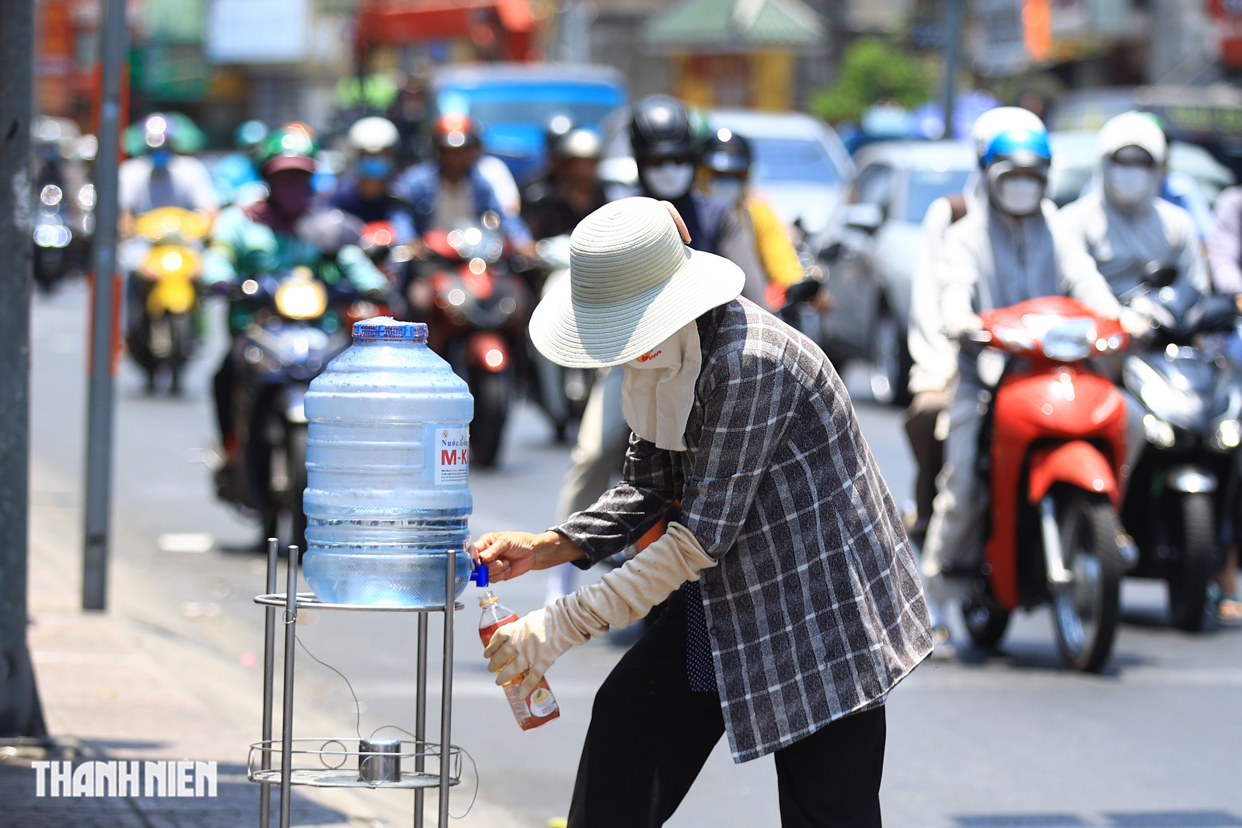 TP.HCM trưa nắng đứng b&oacute;ng, nhiều người 'phơi m&igrave;nh' tr&ecirc;n những tuyến đường vắng b&oacute;ng c&acirc;y xanh - Ảnh 13.