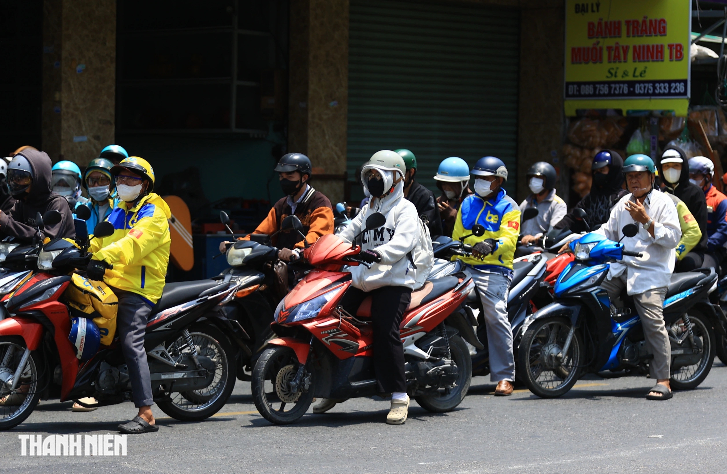 TP.HCM trưa nắng đứng b&oacute;ng, nhiều người 'phơi m&igrave;nh' tr&ecirc;n những tuyến đường vắng b&oacute;ng c&acirc;y xanh - Ảnh 14.