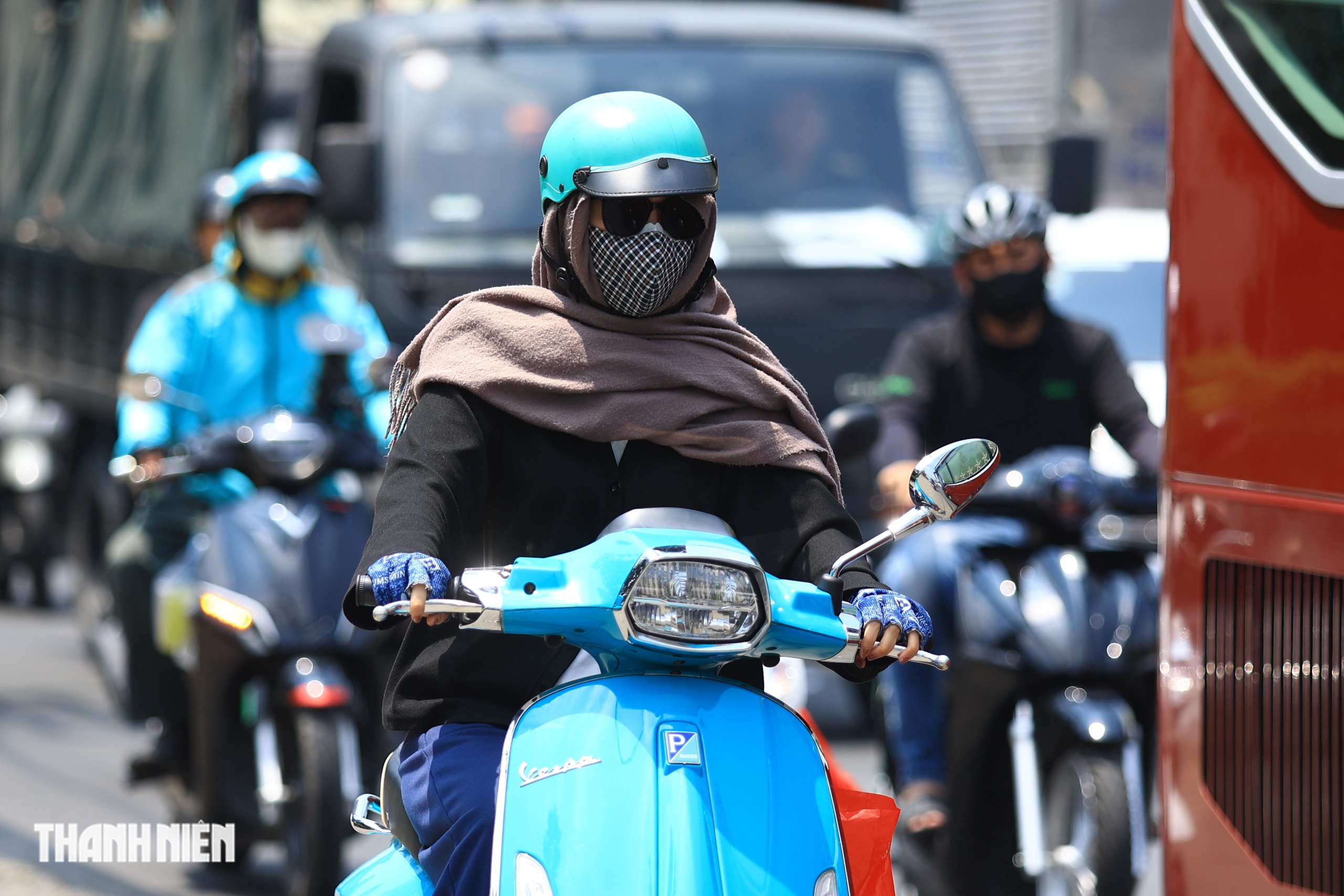 TP.HCM trưa nắng đứng b&oacute;ng, nhiều người 'phơi m&igrave;nh' tr&ecirc;n những tuyến đường vắng b&oacute;ng c&acirc;y xanh - Ảnh 3.