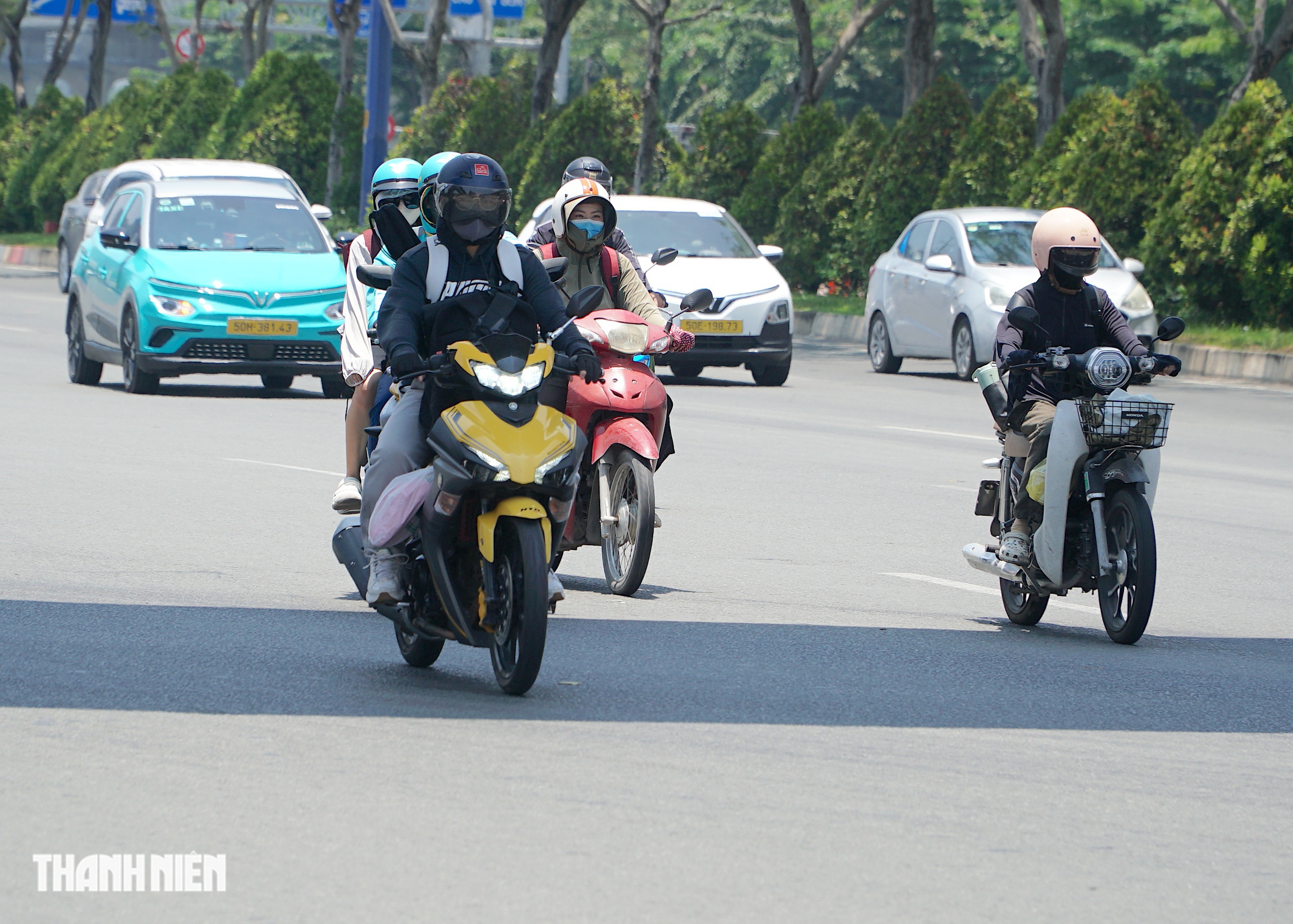 Nhiệt độ TP.HCM giữa trưa c&oacute; nơi gần 40 độ C: Người d&acirc;n t&igrave;m đủ c&aacute;ch trốn n&oacute;ng - Ảnh 1.