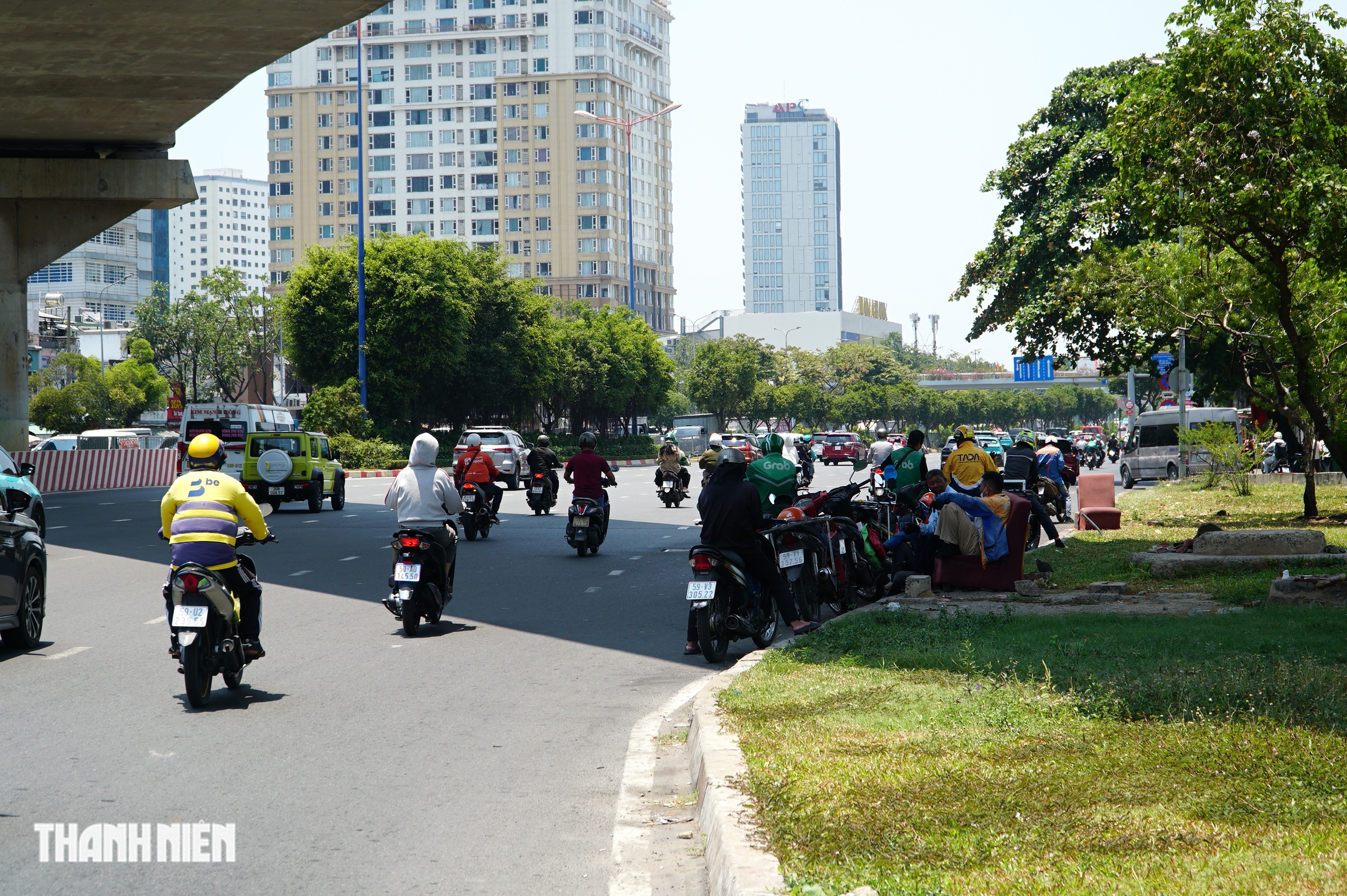Nhiệt độ TP.HCM giữa trưa c&oacute; nơi gần 40 độ C: Người d&acirc;n t&igrave;m đủ c&aacute;ch trốn n&oacute;ng - Ảnh 9.