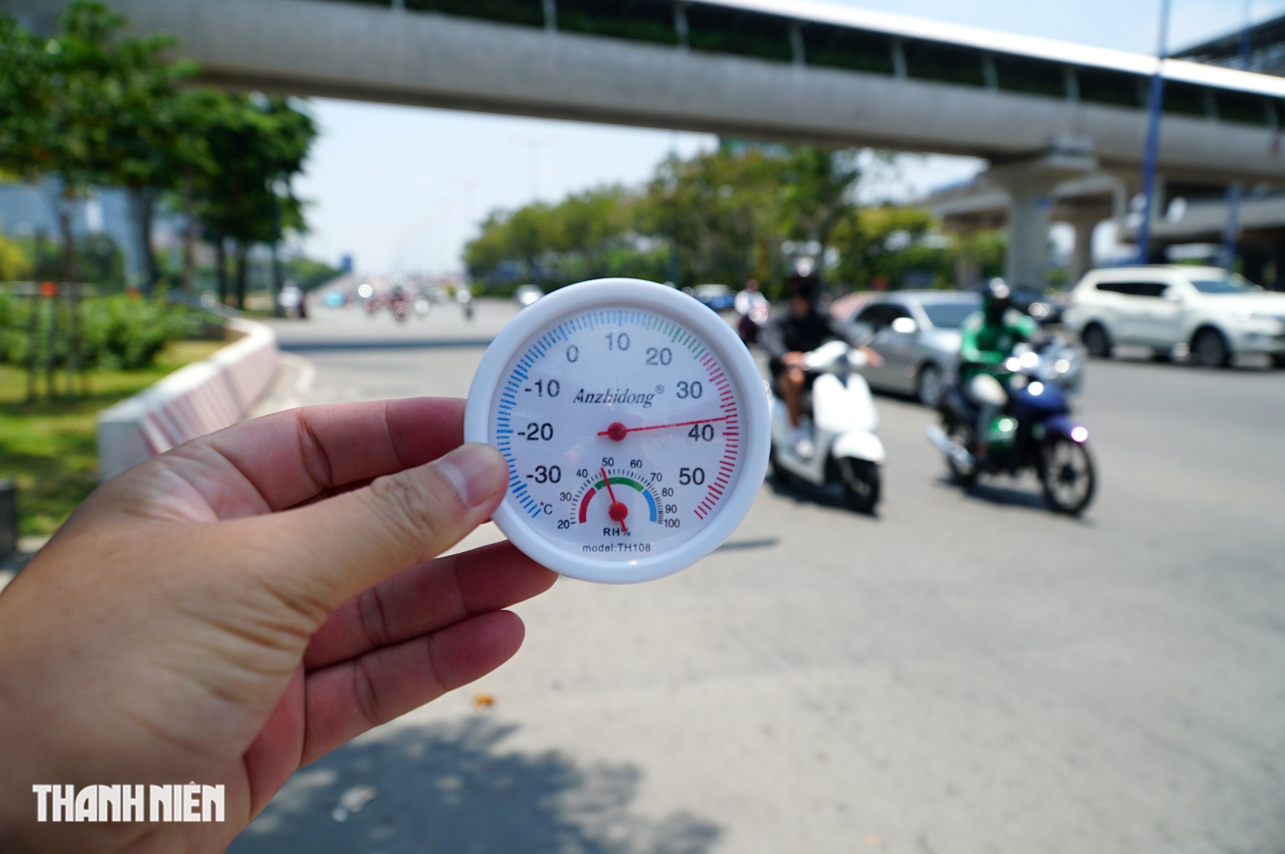 Nhiệt độ TP.HCM giữa trưa c&oacute; nơi gần 40 độ C: Người d&acirc;n t&igrave;m đủ c&aacute;ch trốn n&oacute;ng - Ảnh 3.