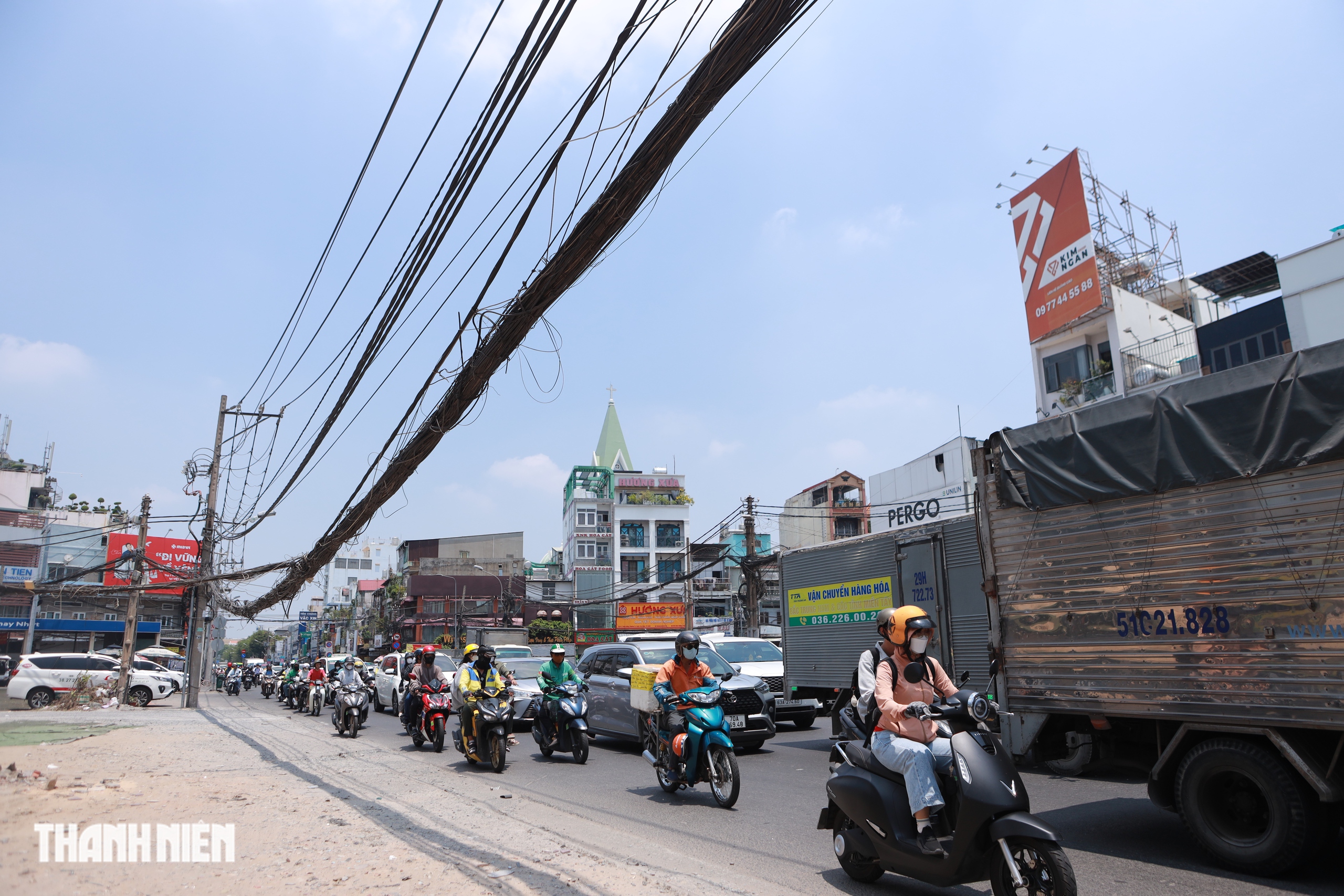 TP.HCM trưa nắng đứng b&oacute;ng, nhiều người 'phơi m&igrave;nh' tr&ecirc;n những tuyến đường vắng b&oacute;ng c&acirc;y xanh - Ảnh 12.