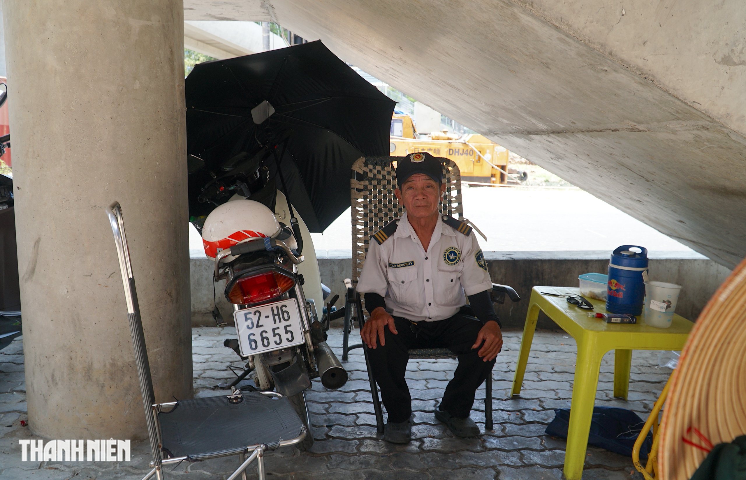 Nhiệt độ TP.HCM giữa trưa c&oacute; nơi gần 40 độ C: Người d&acirc;n t&igrave;m đủ c&aacute;ch trốn n&oacute;ng - Ảnh 6.