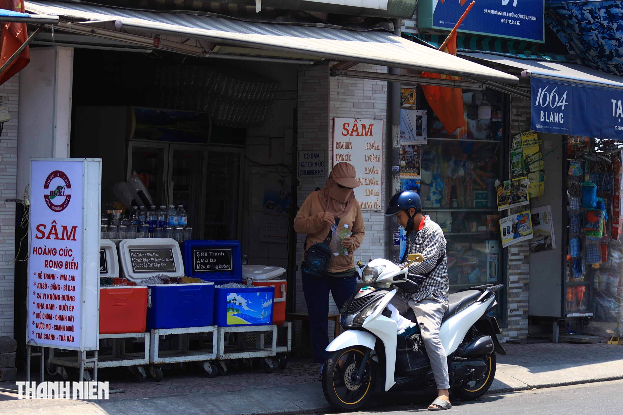 TP.HCM trưa nắng đứng b&oacute;ng, nhiều người 'phơi m&igrave;nh' tr&ecirc;n những tuyến đường vắng b&oacute;ng c&acirc;y xanh - Ảnh 11.