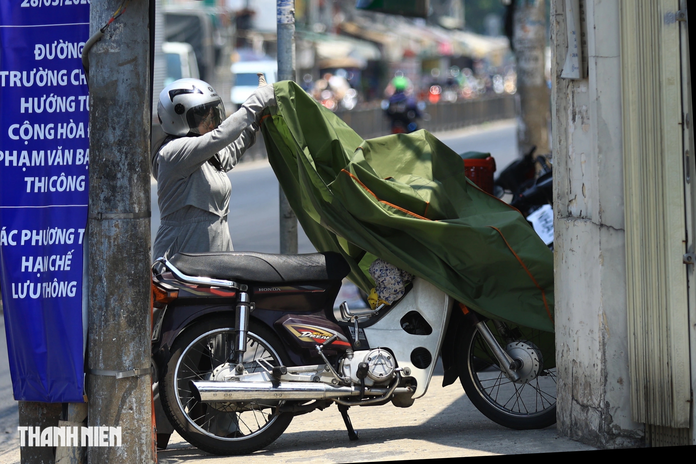 TP.HCM trưa nắng đứng b&oacute;ng, nhiều người 'phơi m&igrave;nh' tr&ecirc;n những tuyến đường vắng b&oacute;ng c&acirc;y xanh - Ảnh 7.
