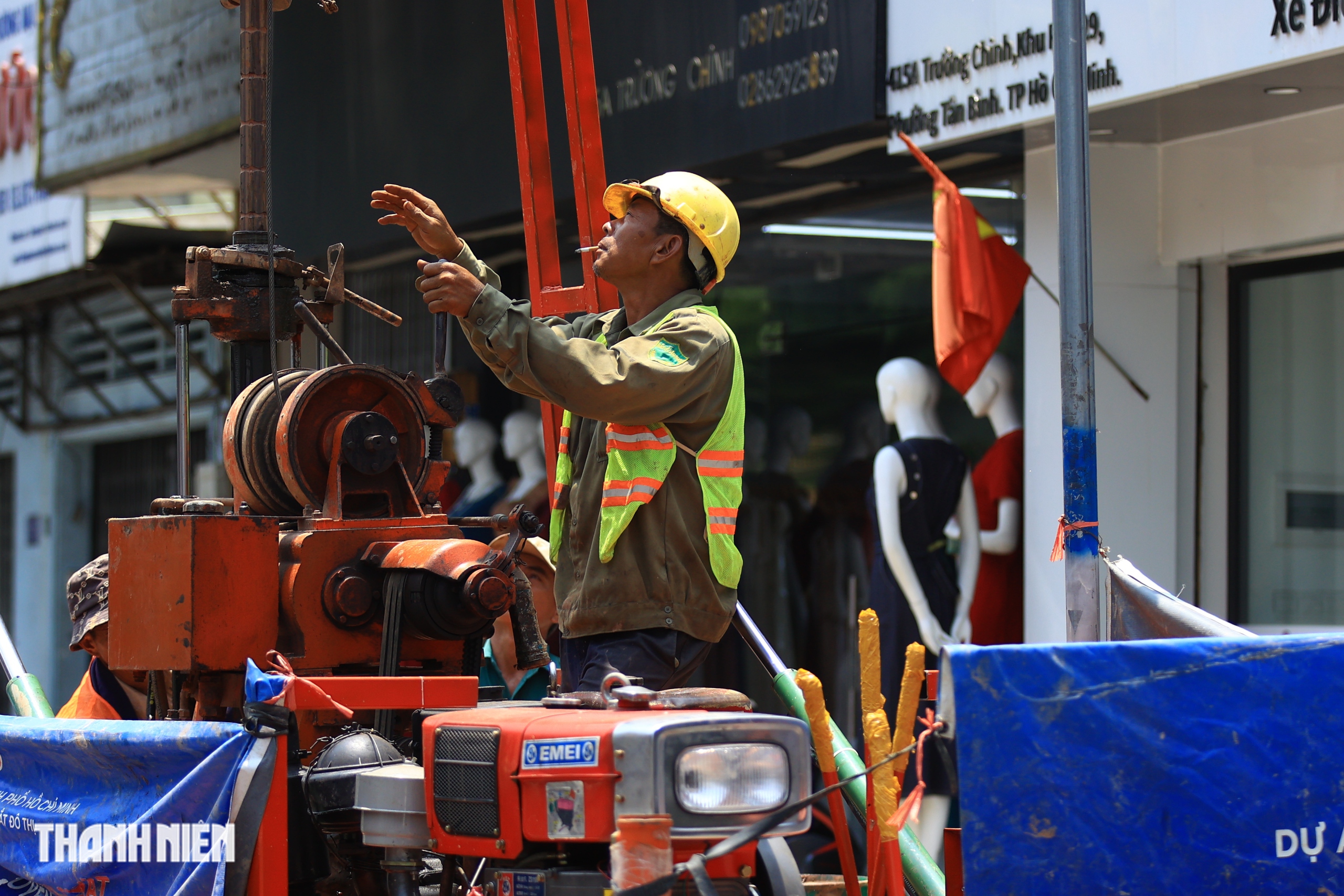 TP.HCM trưa nắng đứng b&oacute;ng, nhiều người 'phơi m&igrave;nh' tr&ecirc;n những tuyến đường vắng b&oacute;ng c&acirc;y xanh - Ảnh 5.