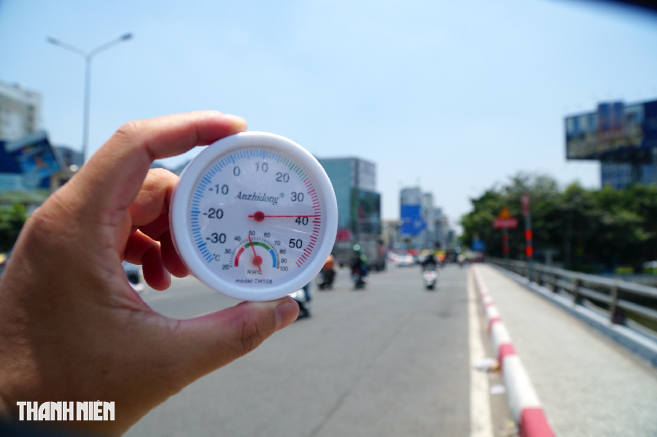 Nhiệt độ TP.HCM giữa trưa c&oacute; nơi gần 40 độ C: Người d&acirc;n t&igrave;m đủ c&aacute;ch trốn n&oacute;ng - Ảnh 7.