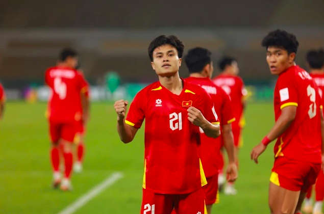 Bất ngờ vị trí ‘mỏng người’ nhất của đội tuyển Việt Nam, ông Kim tính toán bạc đầu - Ảnh 3. Bất ngờ vị trí ‘mỏng người’ nhất của đội tuyển Việt Nam, ông Kim tính toán bạc đầu - Ảnh 3.