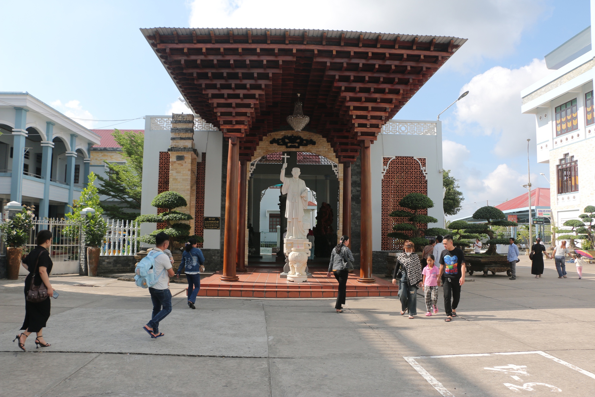 Nh&agrave; thờ Tắc Sậy, điểm h&agrave;nh hương nổi tiếng bậc nhất miền T&acirc;y- Ảnh 1.