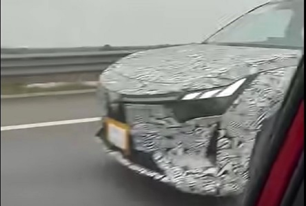 Ô tô mới của VinFast lộ diện trên đường thử, sắp trình làng khách Việt - Ảnh 2.